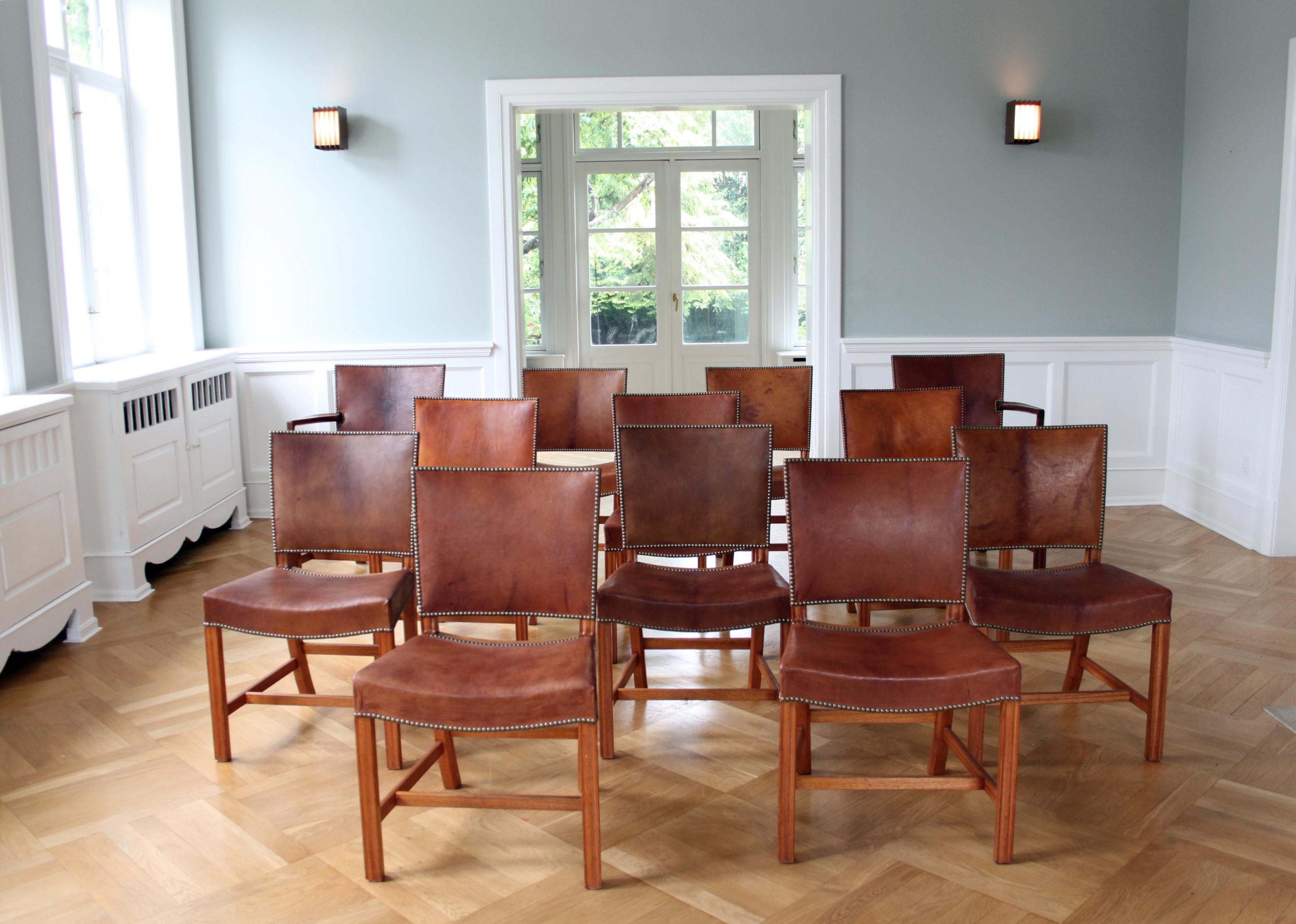Scandinave moderne Lot de 12 chaises rouges Kaare Klint, cuir Niger, acajou en vente