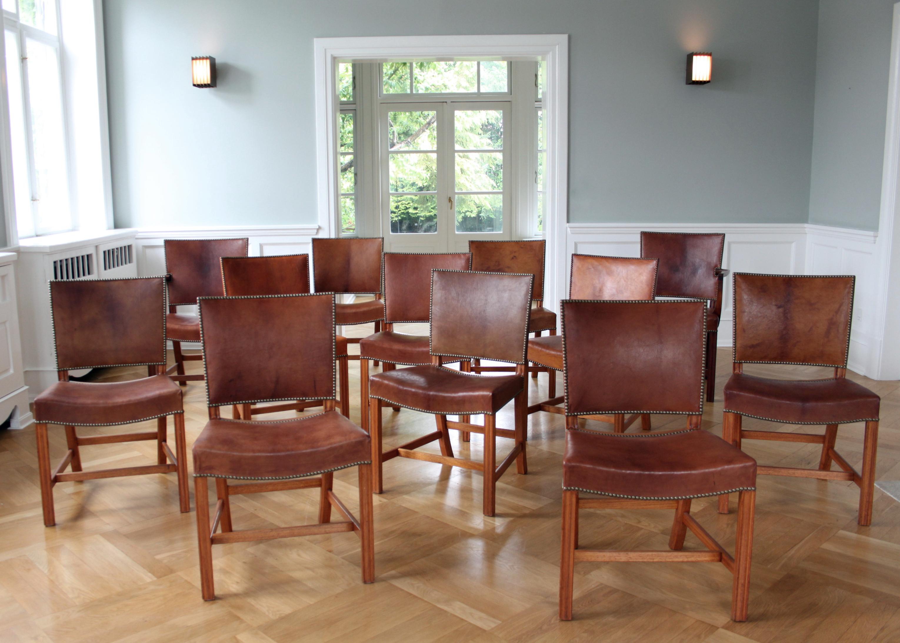 Européen Lot de 12 chaises rouges Kaare Klint, cuir Niger, acajou en vente