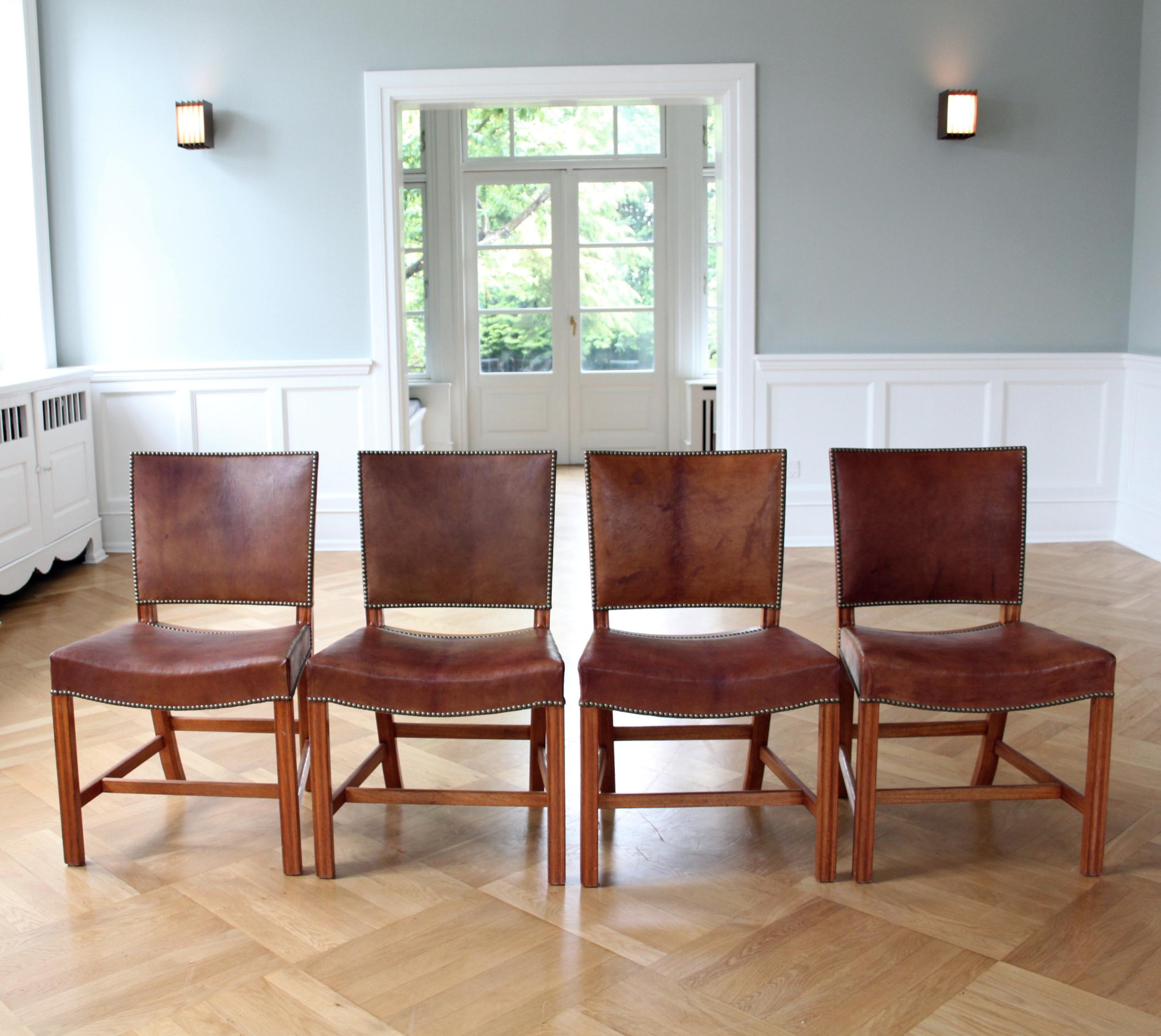 20ième siècle Lot de 12 chaises rouges Kaare Klint, cuir Niger, acajou en vente