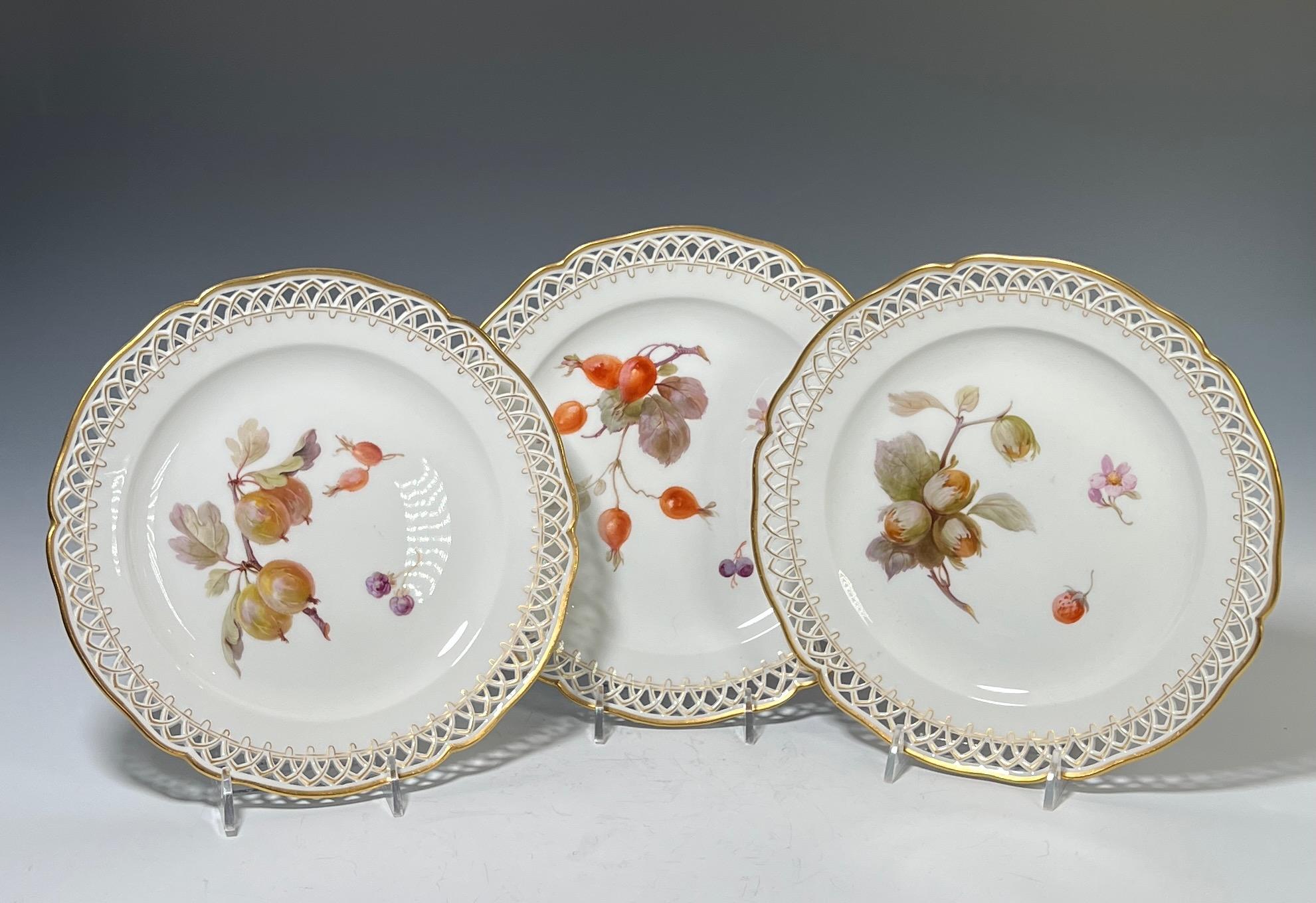 Este juego de platos de postre de porcelana KPM Porcelain es excepcional, ya que presenta interesantes y más inusuales temas frutales. Los platos tienen el nombre de la fruta pintado en el reverso, ¡para que no lo adivines! Grosellas, frambuesas