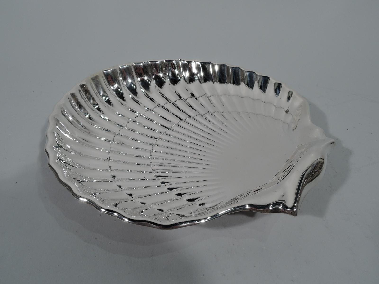 Set of 12 Large Gorham American Sterling Silver Scallop Shell Plates In Excellent Condition In New York, NY