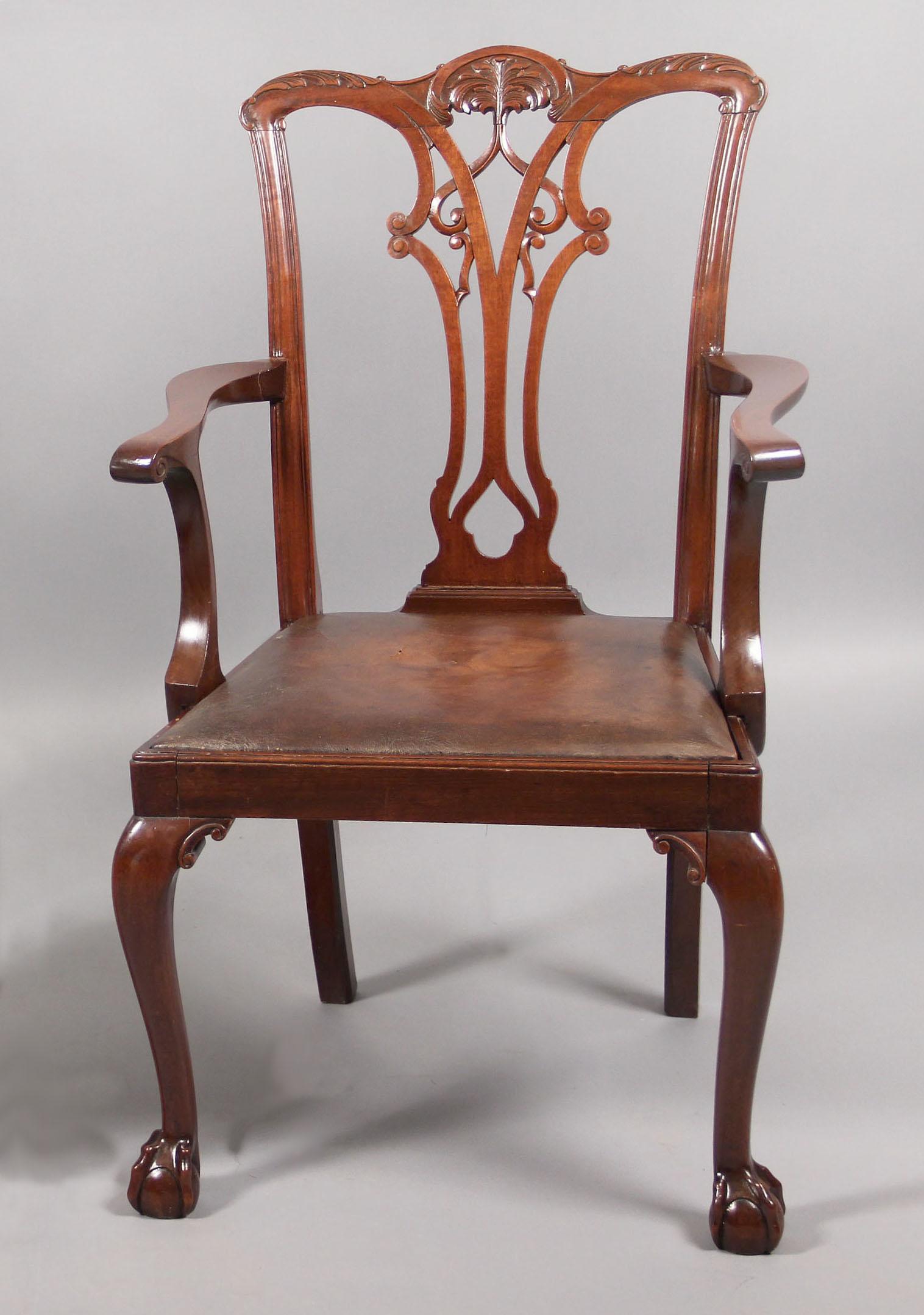 Anglais Ensemble de 12 chaises de salle à manger de style Chippendale de la fin du XIXe et du début du XXe siècle en vente