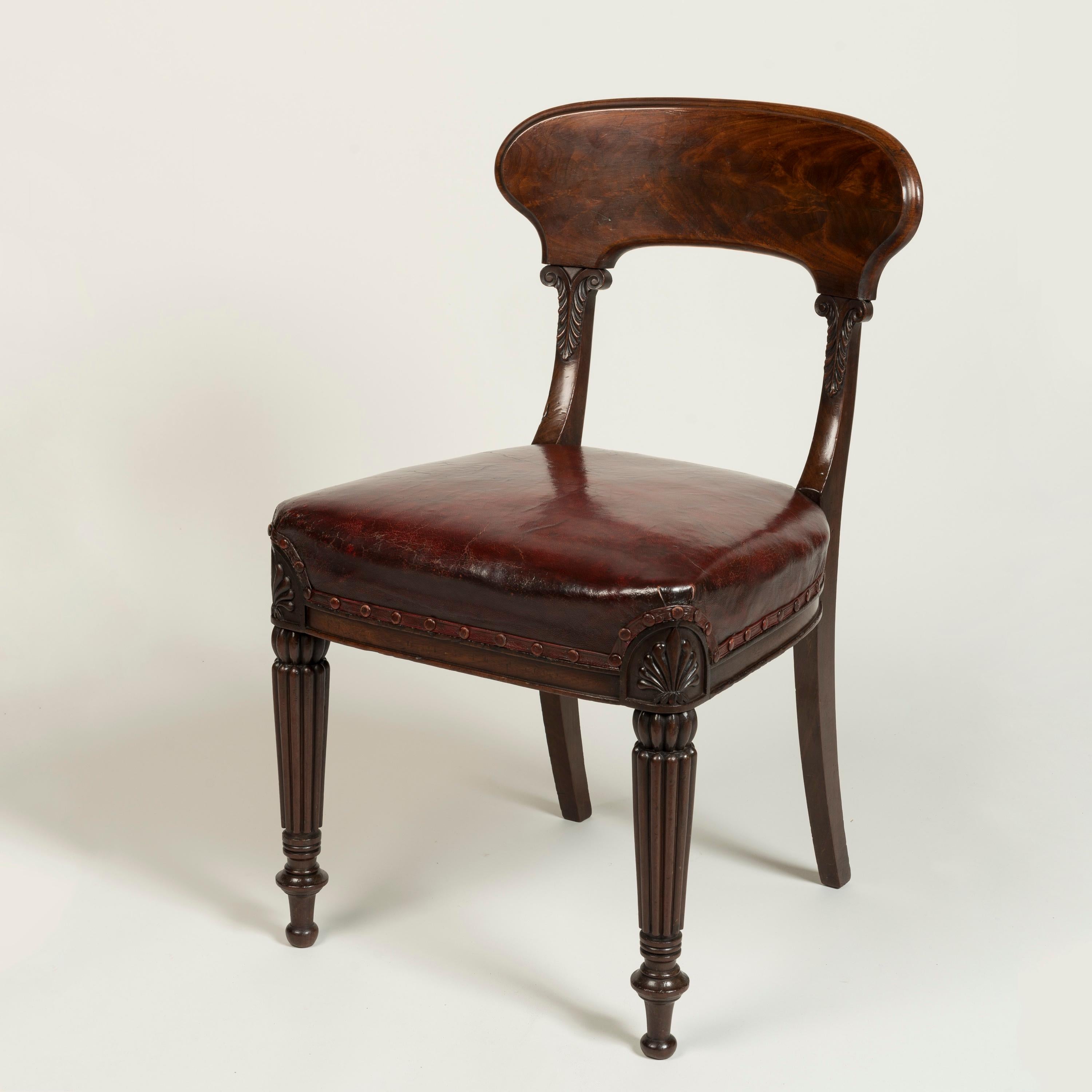 Set of 12 Late Georgian Mahogany Dining Chairs attributed to Gillows In Good Condition For Sale In London, GB