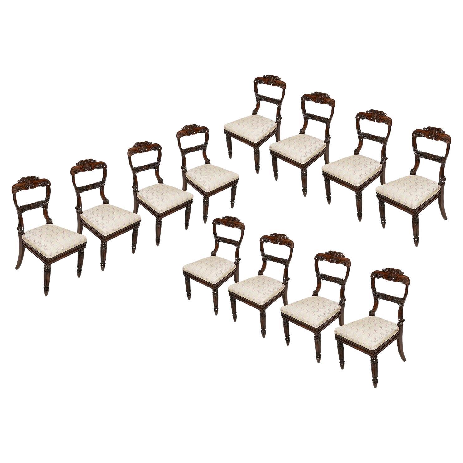 Ensemble de 12 chaises de salle à manger de la fin de la période Régence, vers 1830 en vente