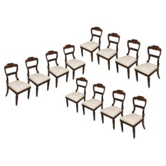 Ensemble de 12 chaises de salle à manger de la fin de la période Régence, vers 1830