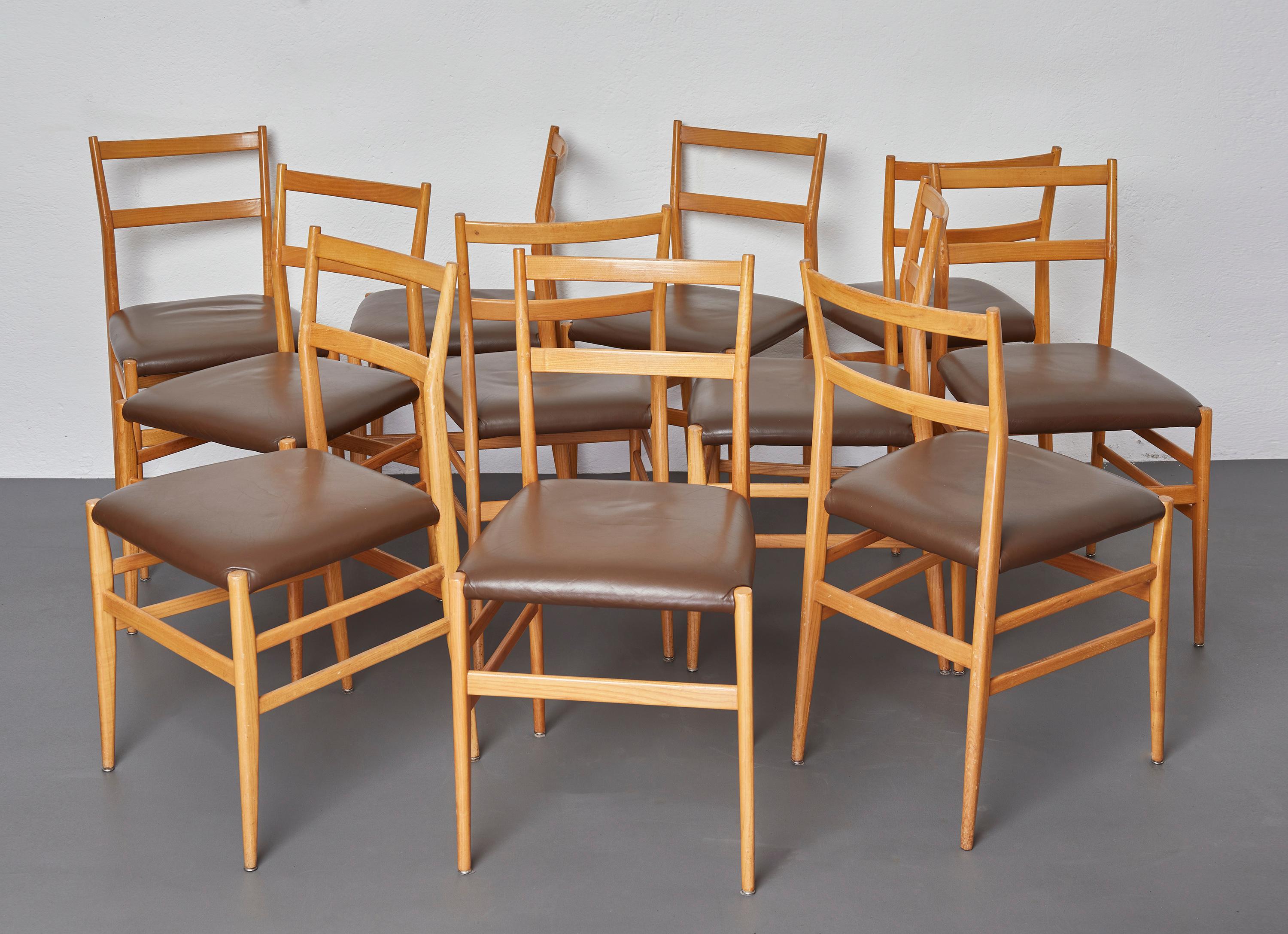 Mid-Century Modern Set of 12 Leggera Dining Chairs in Ash Wood and Leather by Gio Ponti for Cassina