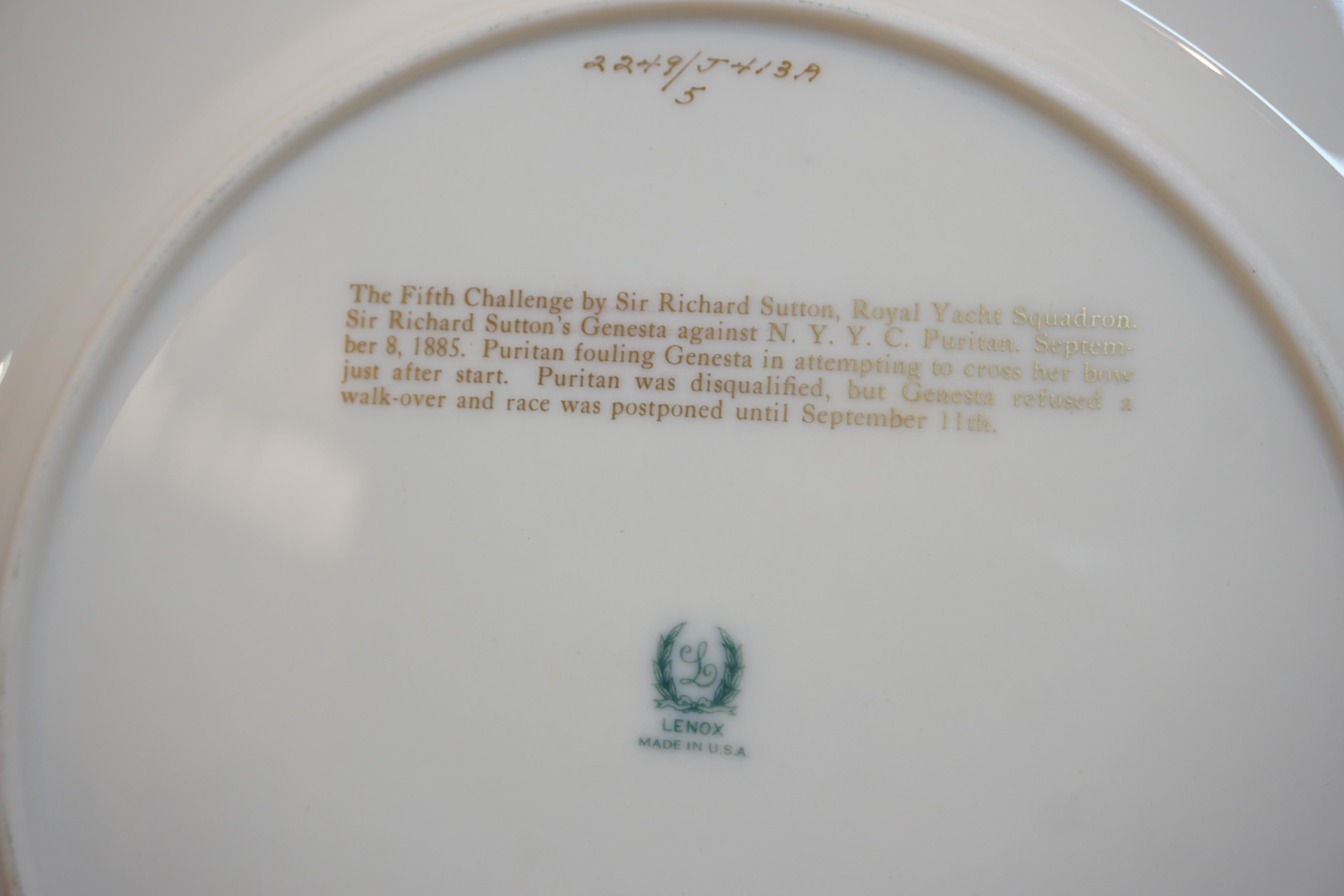 Lot de 12 assiettes plates de la Coupe des États-Unis représentant un voilier, chacune peinte de manière différente en vente 3