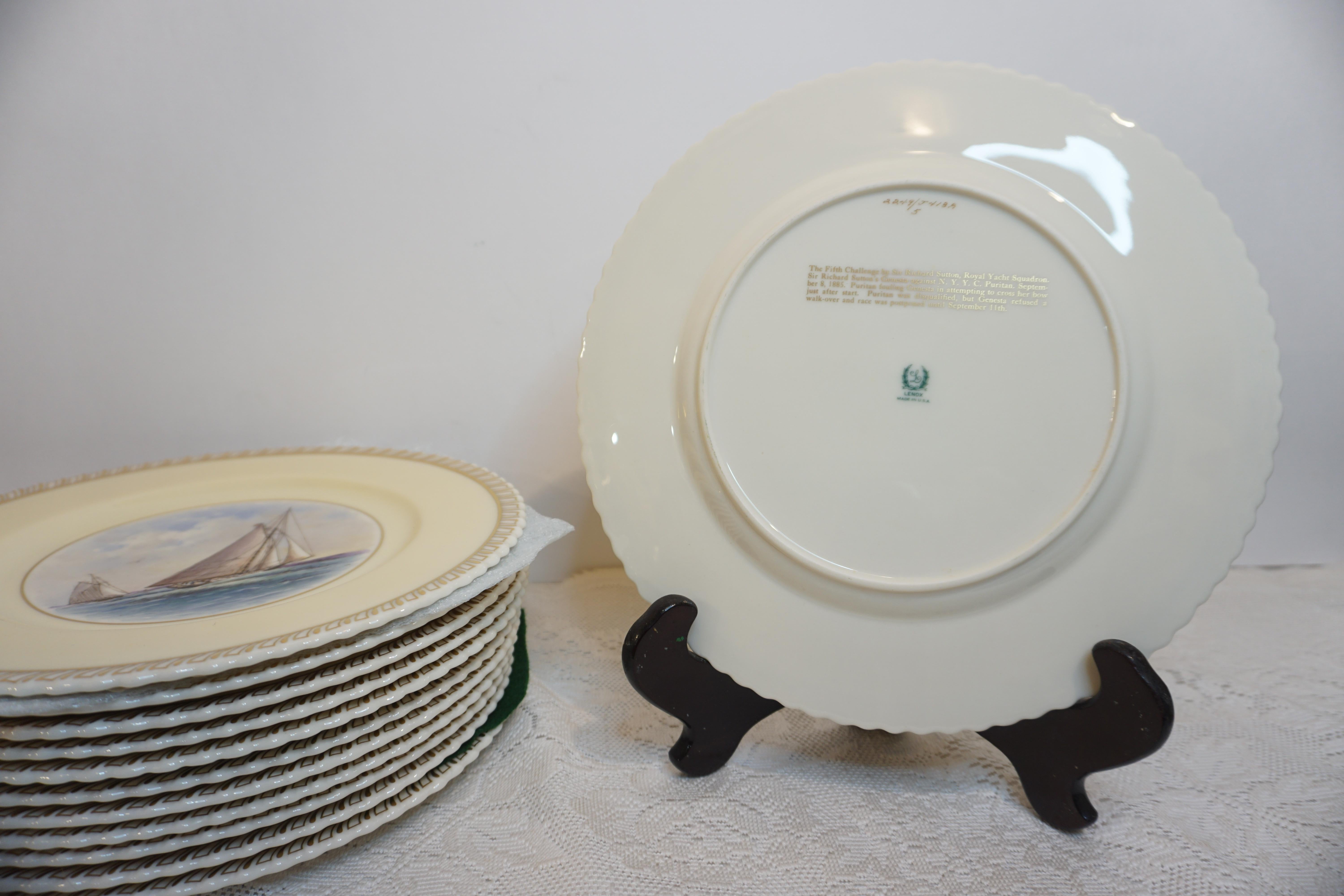 Lot de 12 assiettes plates de la Coupe des États-Unis représentant un voilier, chacune peinte de manière différente en vente 4