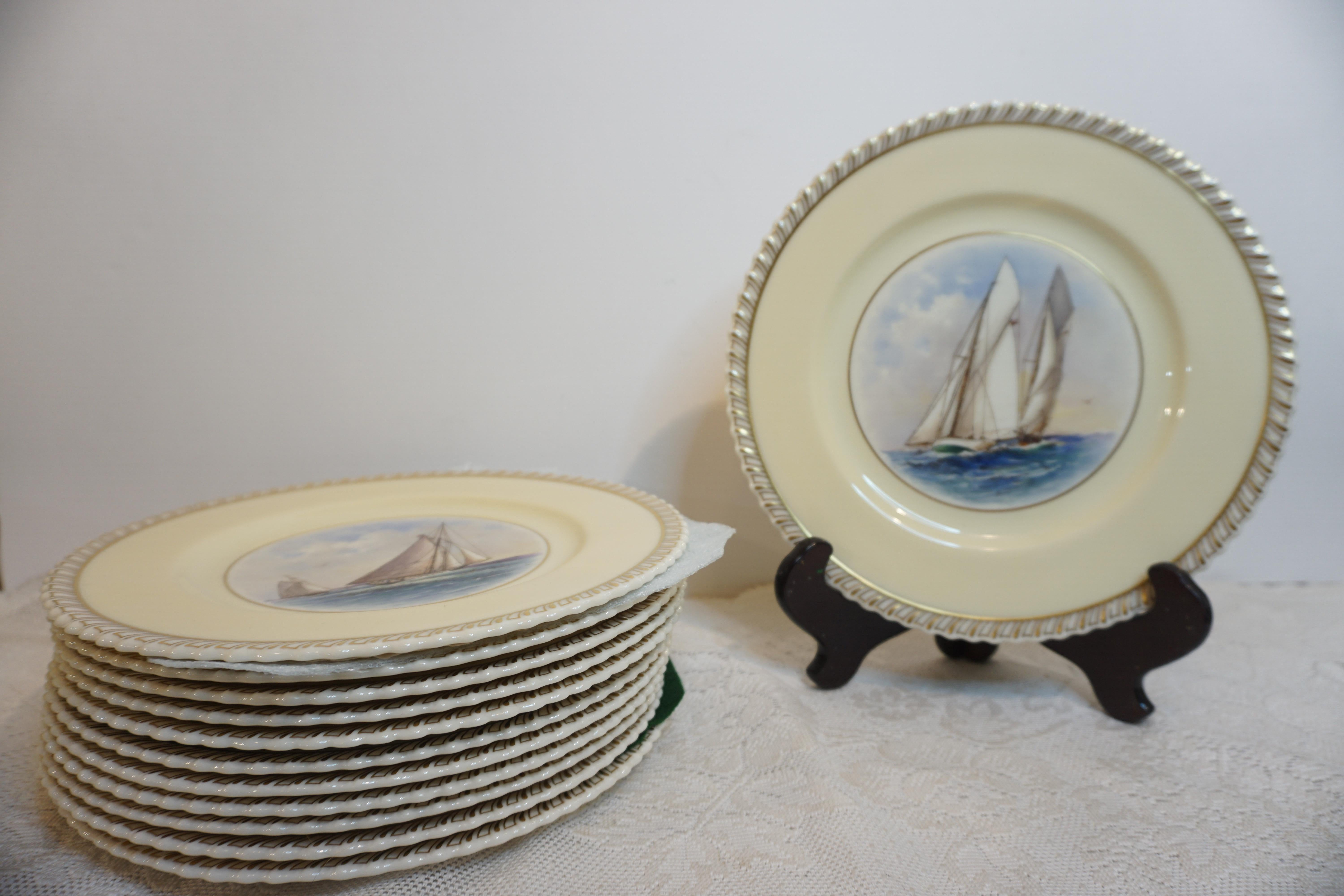 Lot de 12 assiettes plates de la Coupe des États-Unis représentant un voilier, chacune peinte de manière différente en vente 5