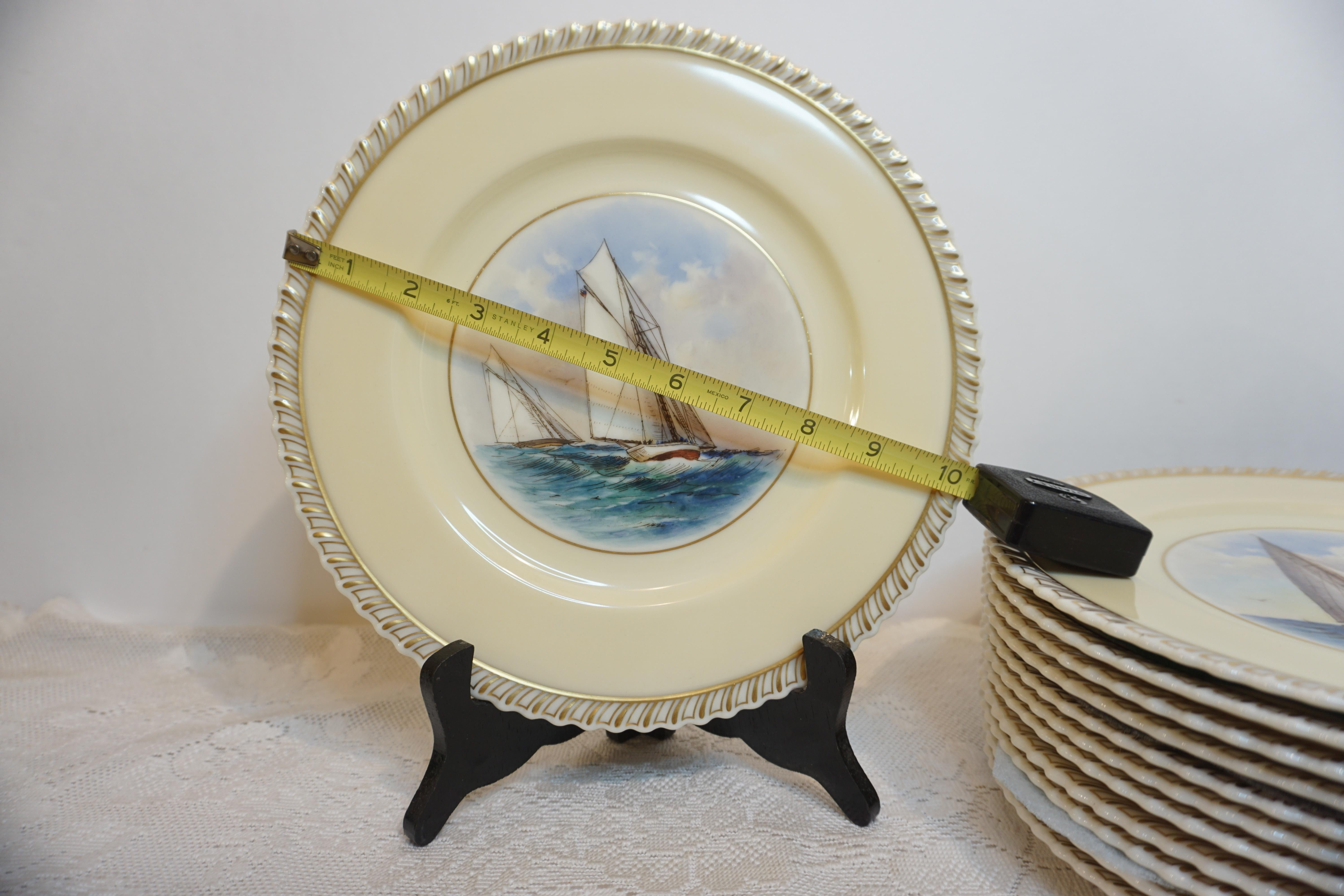 Lot de 12 assiettes plates de la Coupe des États-Unis représentant un voilier, chacune peinte de manière différente en vente 6