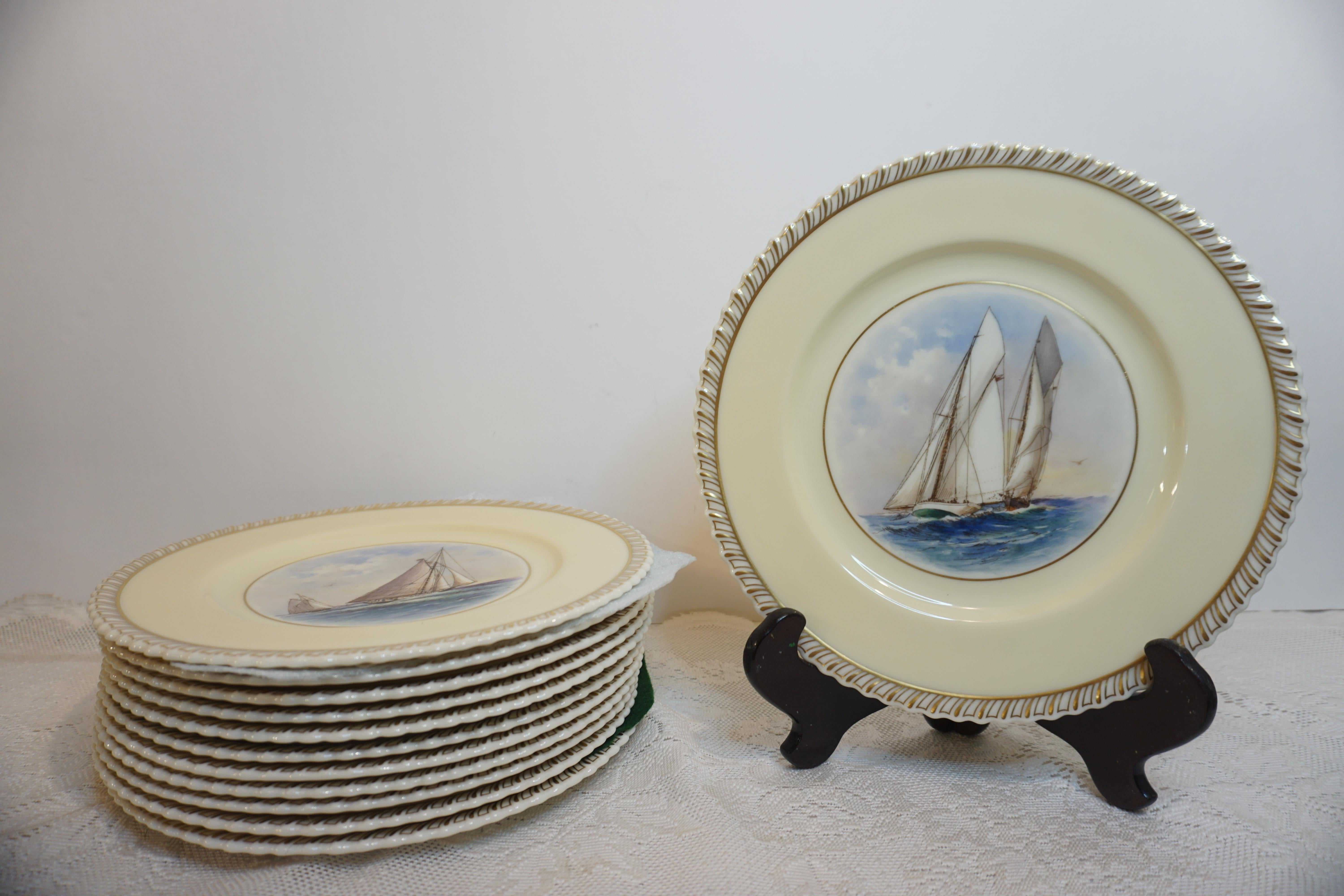 Lot de 12 assiettes plates de la Coupe des États-Unis représentant un voilier, chacune peinte de manière différente en vente 7