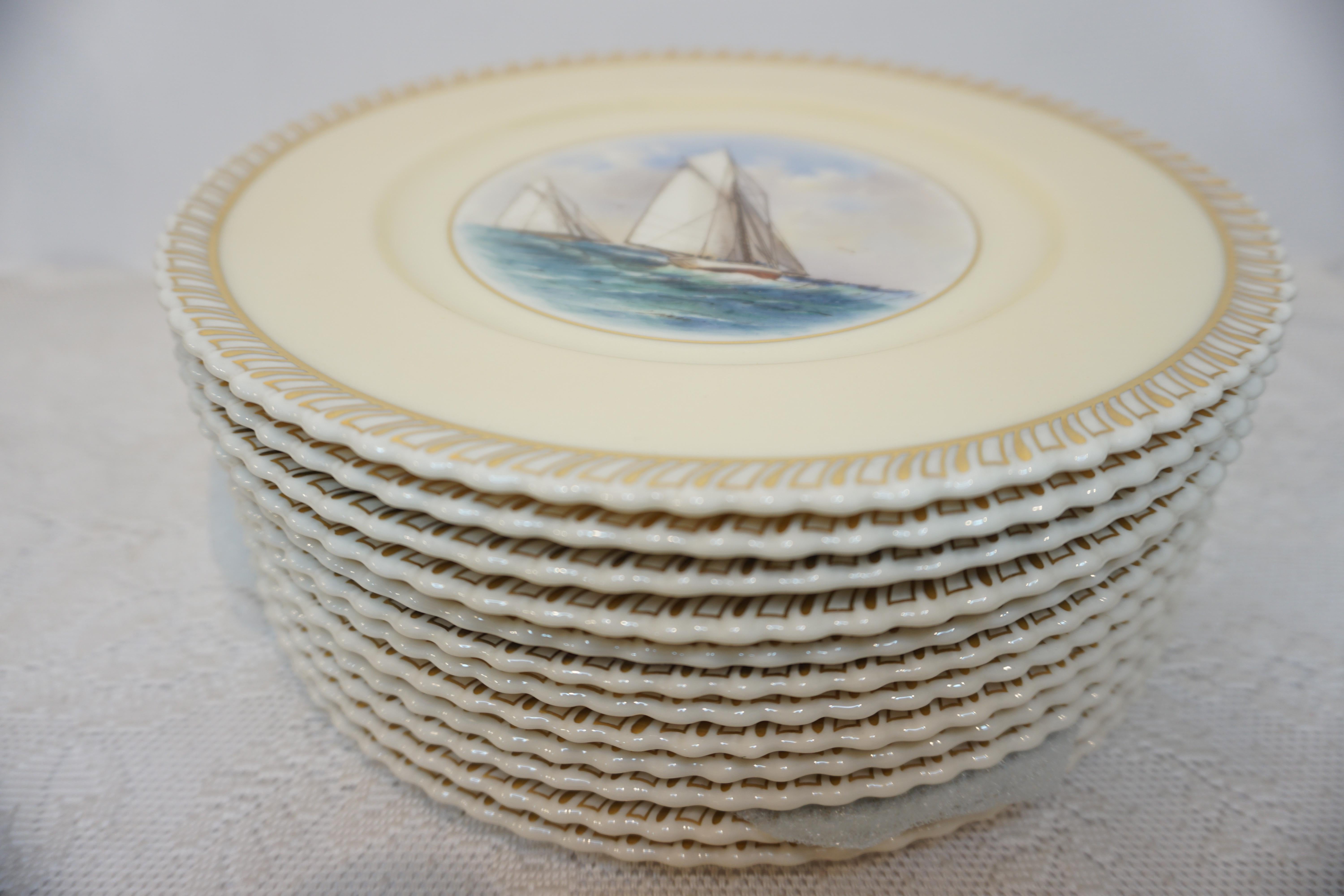 Autre Lot de 12 assiettes plates de la Coupe des États-Unis représentant un voilier, chacune peinte de manière différente en vente