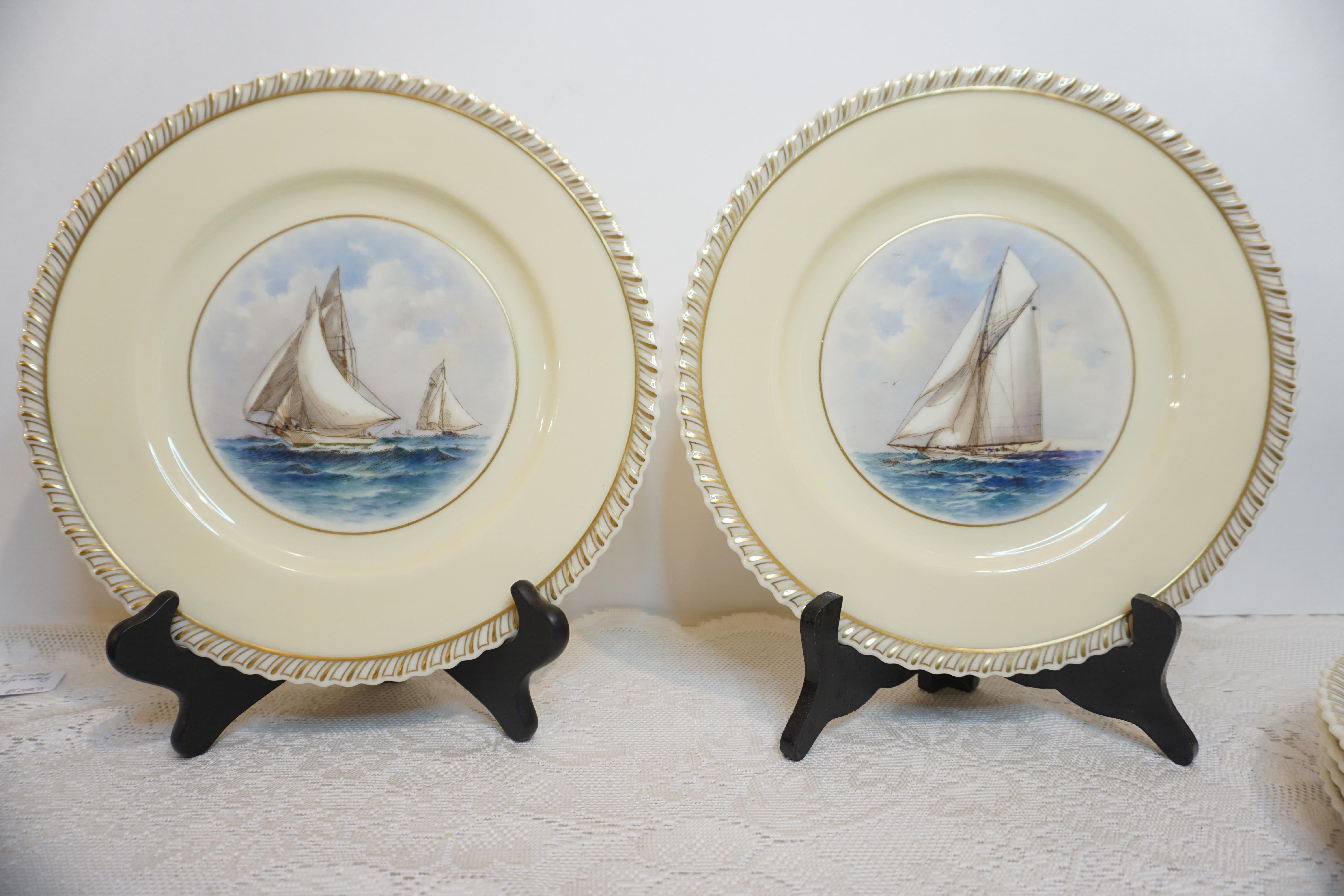 Peint à la main Lot de 12 assiettes plates de la Coupe des États-Unis représentant un voilier, chacune peinte de manière différente en vente