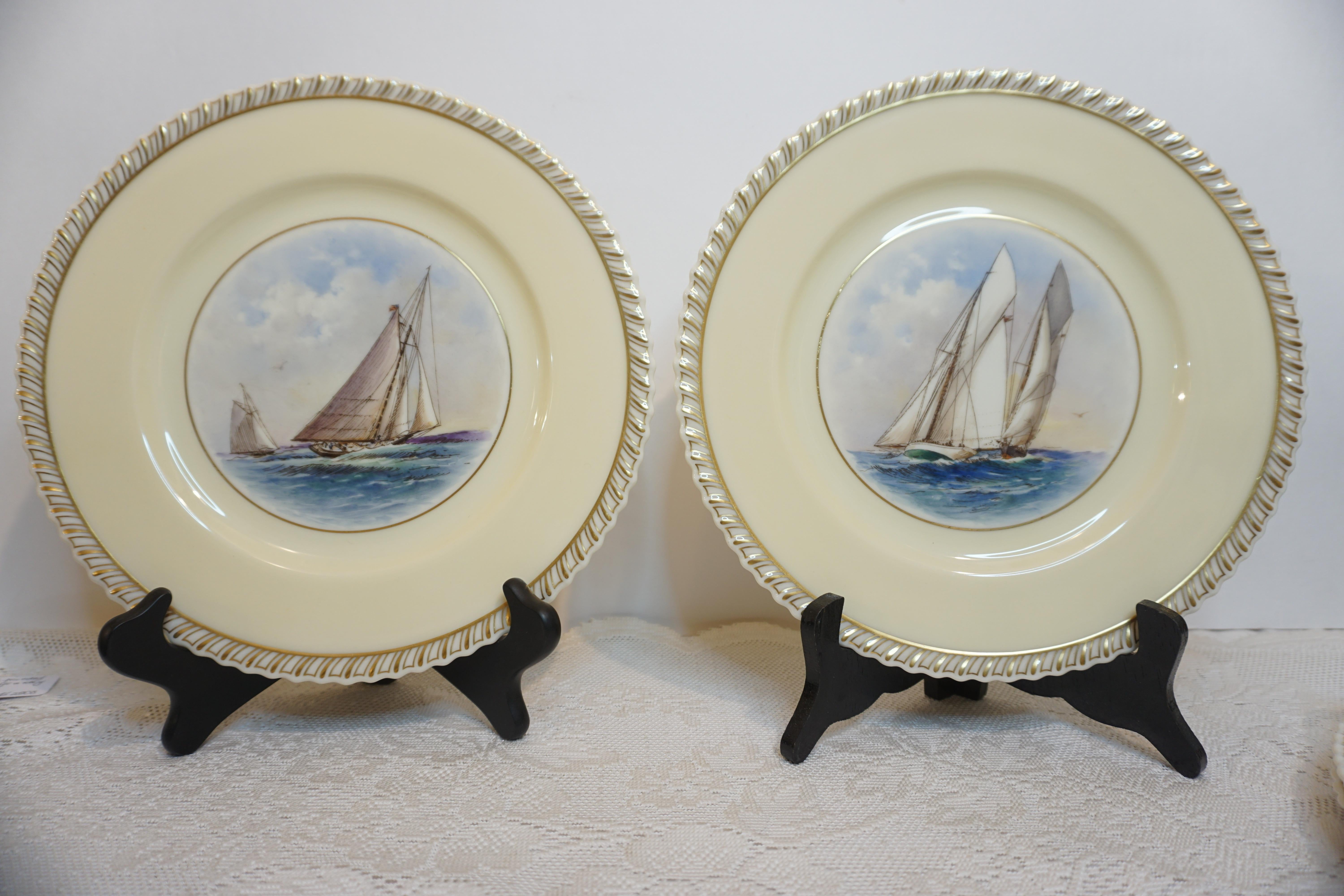 Début du 20ème siècle Lot de 12 assiettes plates de la Coupe des États-Unis représentant un voilier, chacune peinte de manière différente en vente