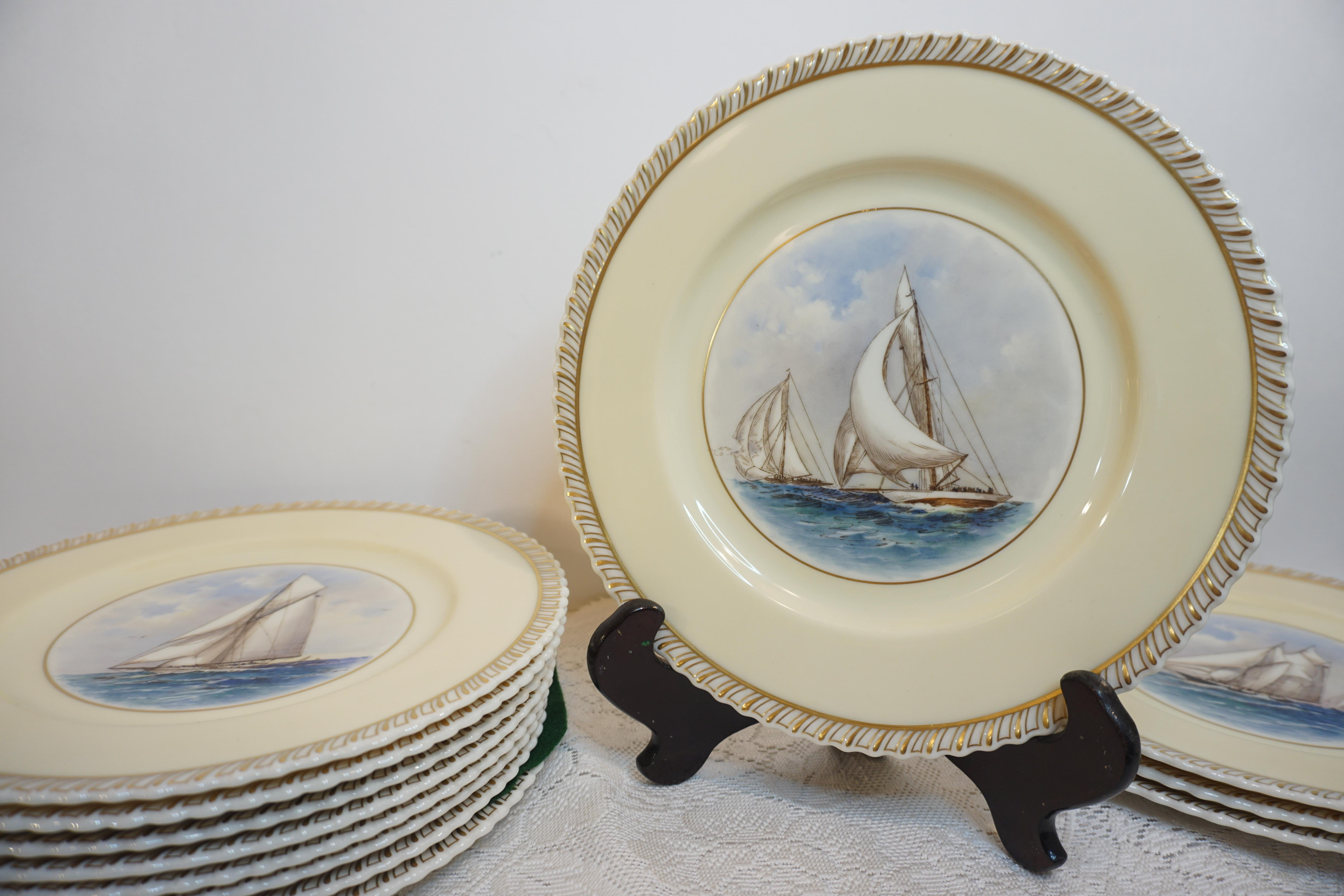 Porcelaine Lot de 12 assiettes plates de la Coupe des États-Unis représentant un voilier, chacune peinte de manière différente en vente