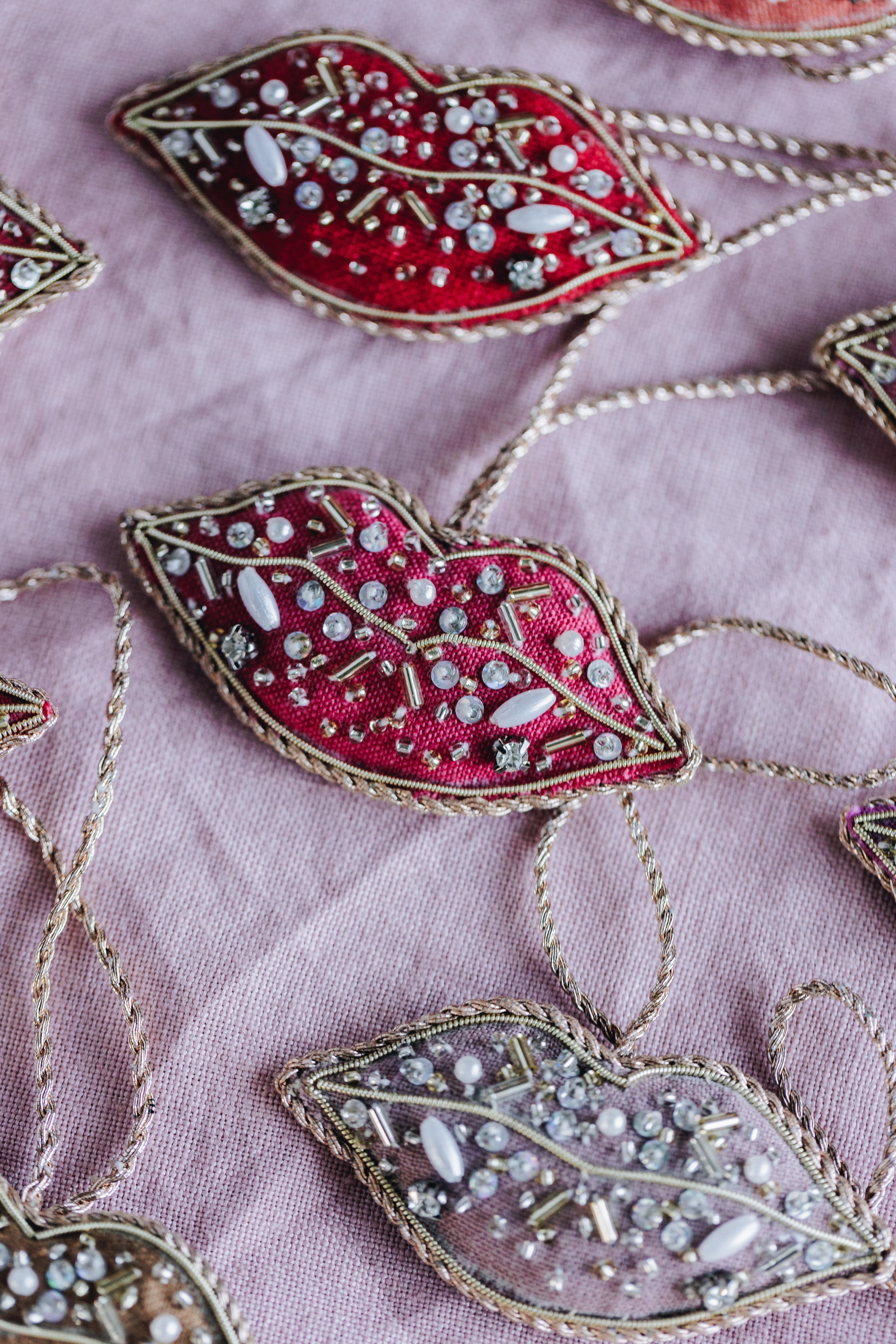 Set di 12 Labbra di lino irlandese in edizione limitata Ornamento rosa rosso A. Valentin In condizioni buone in vendita a Belfast, Northern Ireland