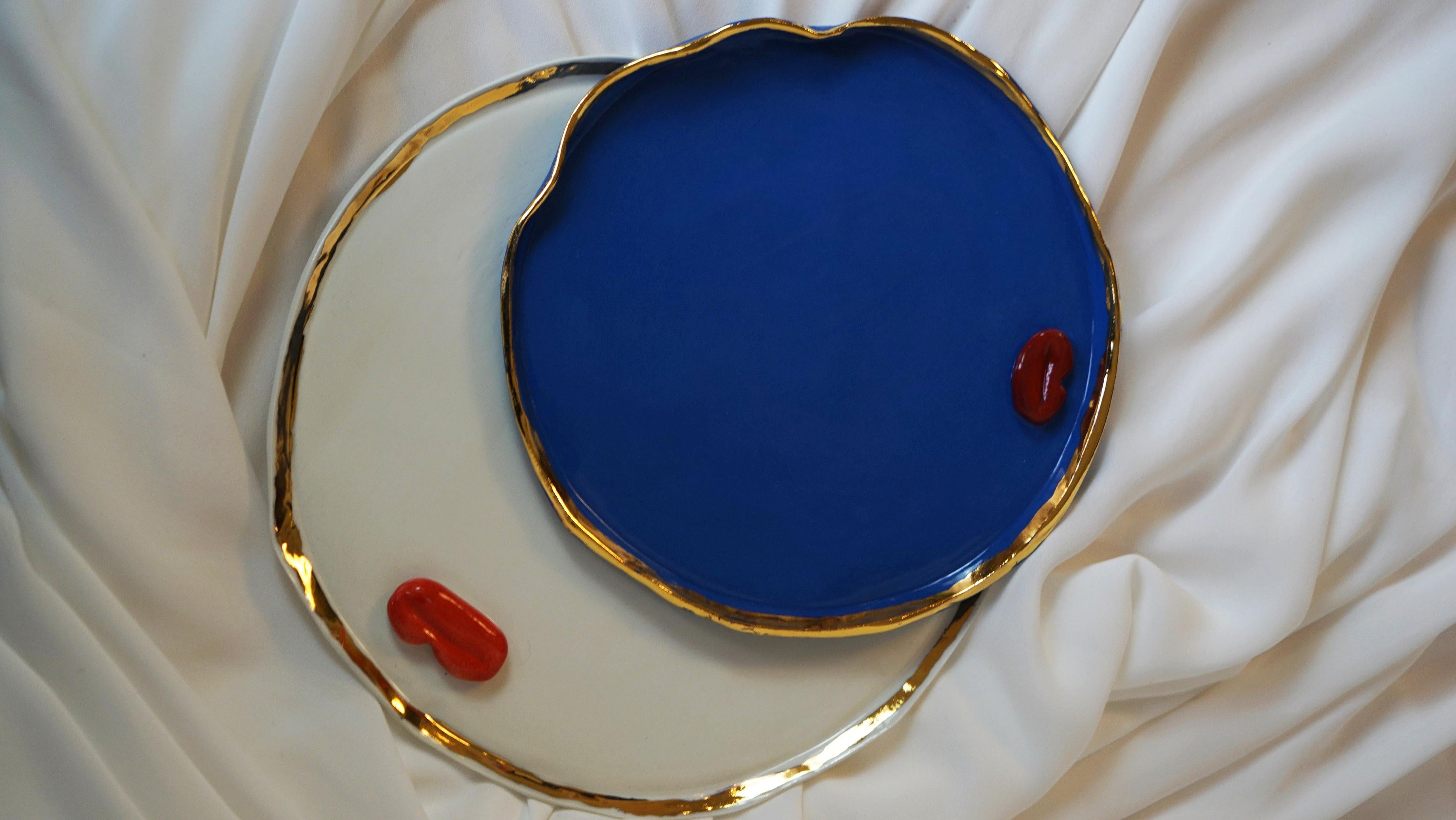 Ensemble de 12 assiettes à dîner en porcelaine lustrée à l'or fin, faites à la main et ornées de Lips rouges en vente 6