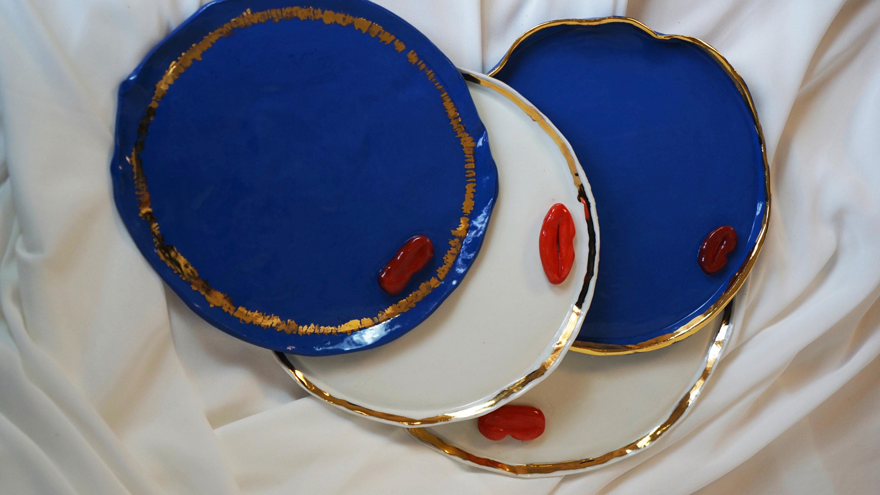 Ensemble de 12 assiettes à dîner en porcelaine lustrée à l'or fin, faites à la main et ornées de Lips rouges en vente 7