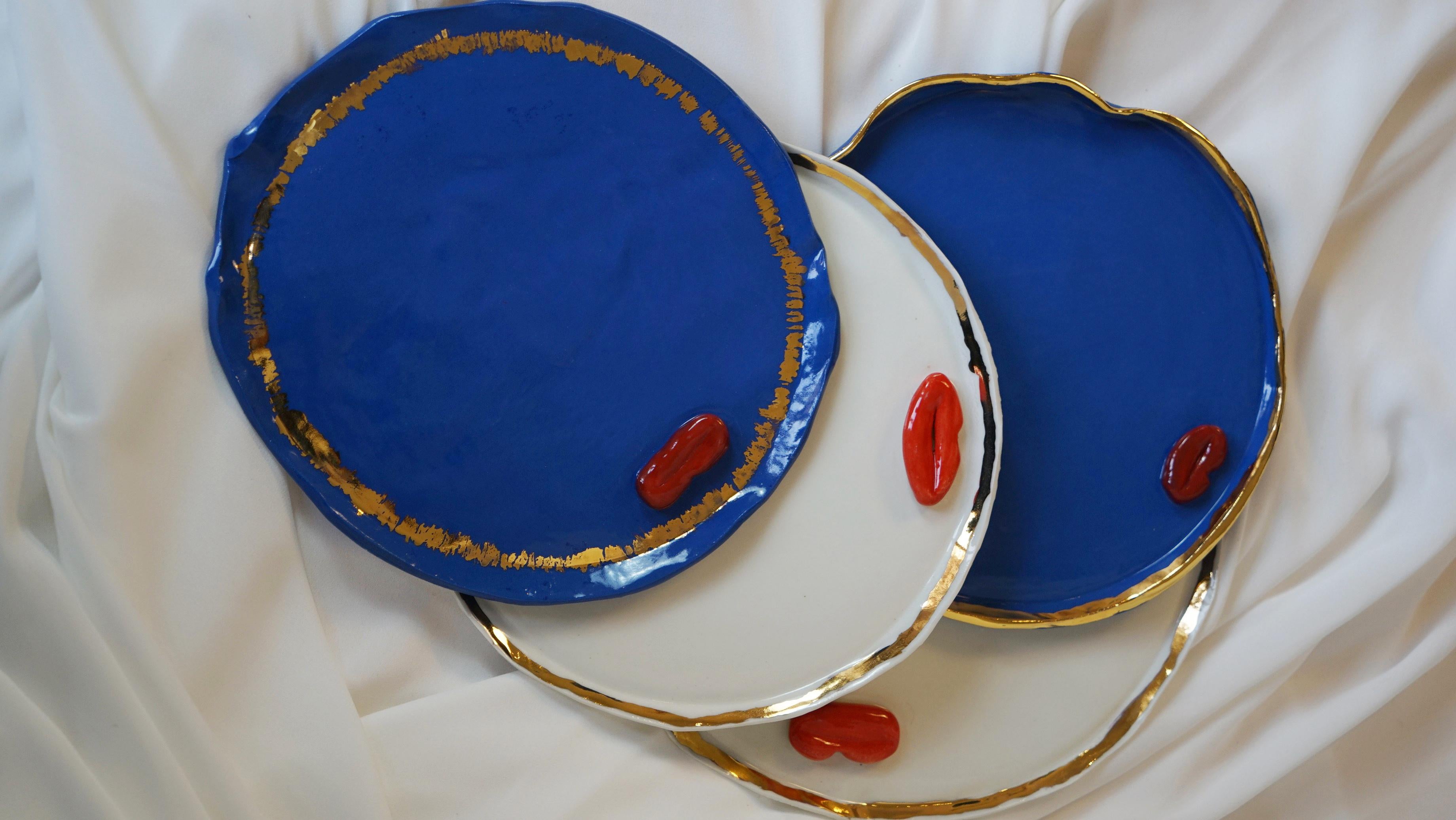 Ensemble de 12 assiettes à dîner en porcelaine lustrée à l'or fin, faites à la main et ornées de Lips rouges en vente 9