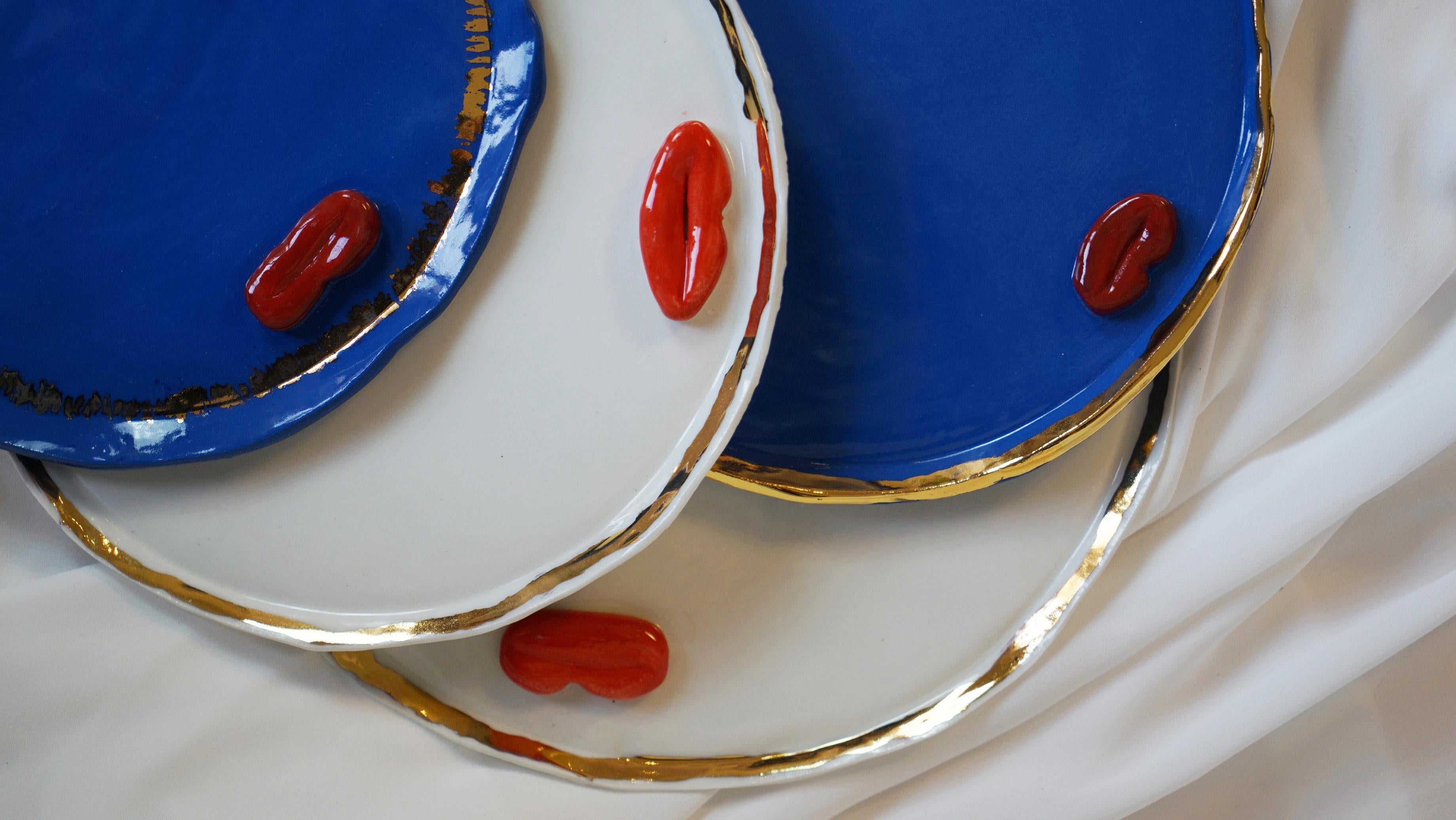 Ensemble de 12 assiettes à dîner en porcelaine lustrée à l'or fin, faites à la main et ornées de Lips rouges en vente 11