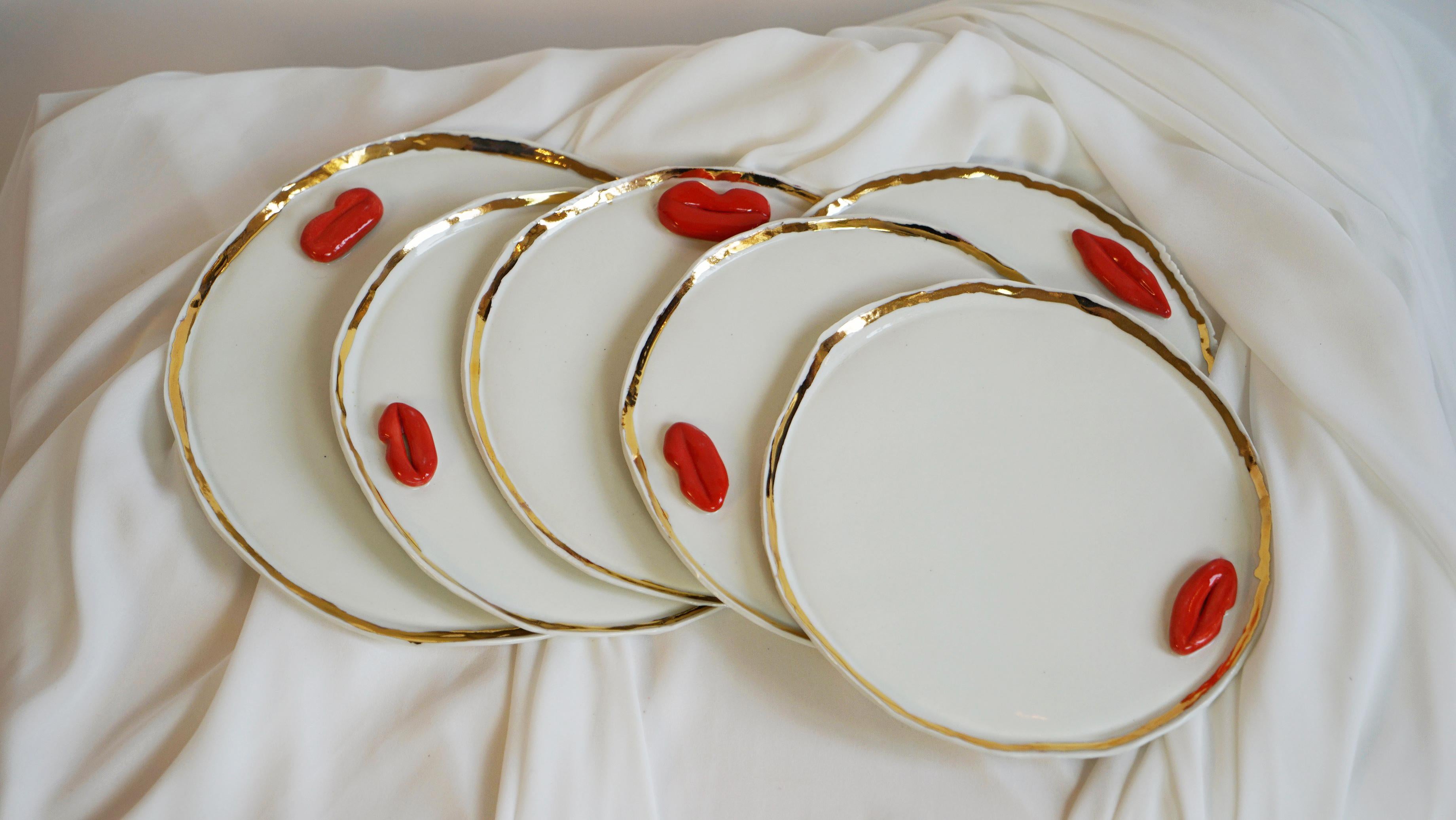 Ensemble de 12 assiettes à dîner en porcelaine lustrée à l'or fin, faites à la main et ornées de Lips rouges en vente 12