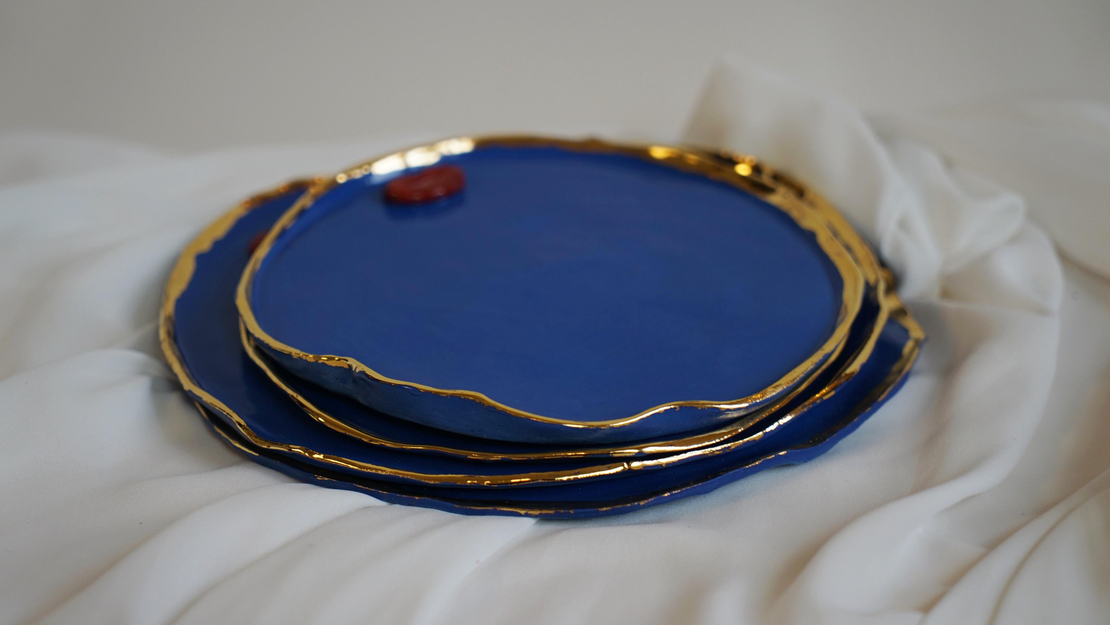 Postmoderne Ensemble de 12 assiettes à dîner en porcelaine lustrée à l'or fin, faites à la main et ornées de Lips rouges en vente