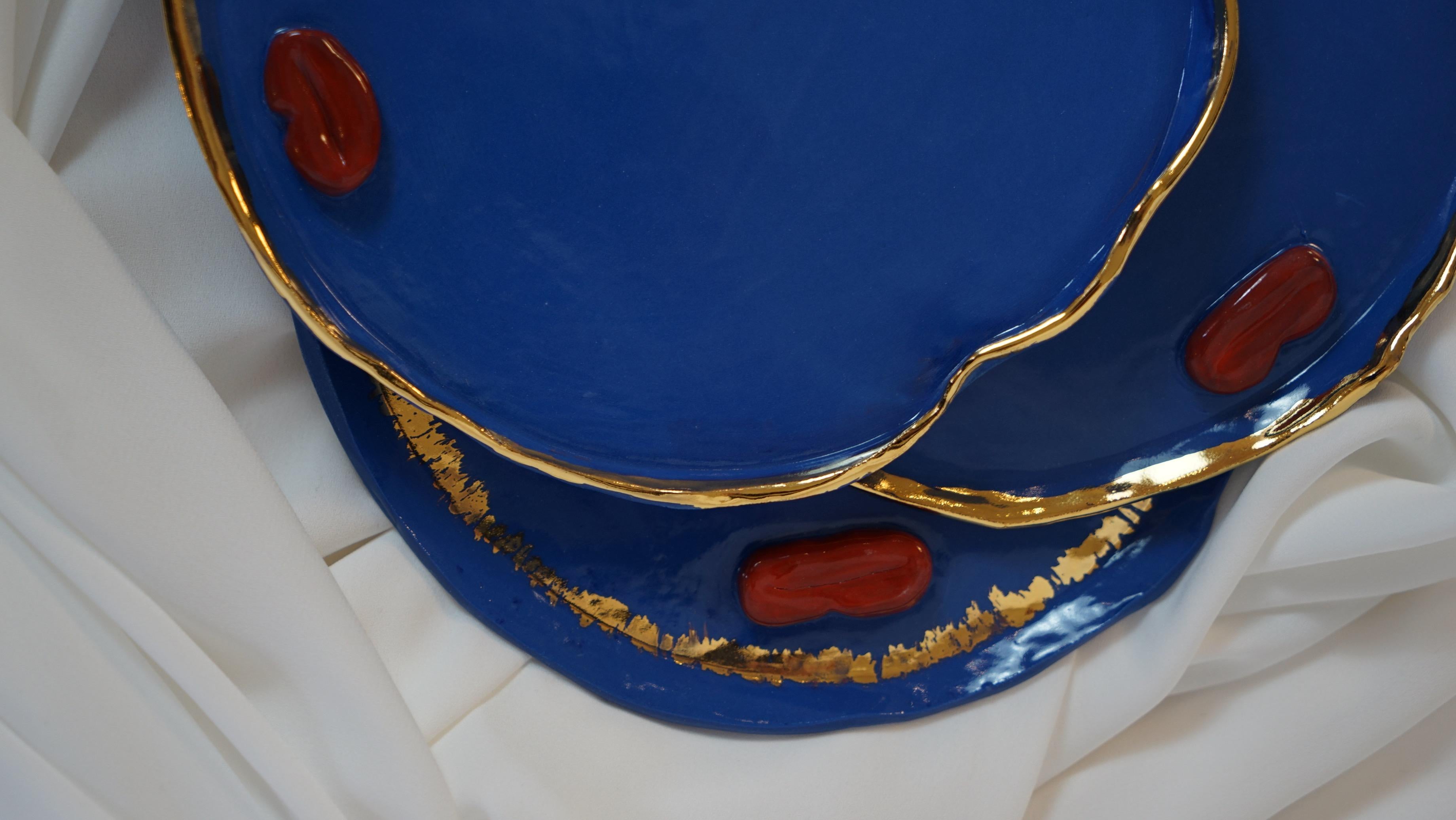 Espagnol Ensemble de 12 assiettes à dîner en porcelaine lustrée à l'or fin, faites à la main et ornées de Lips rouges en vente