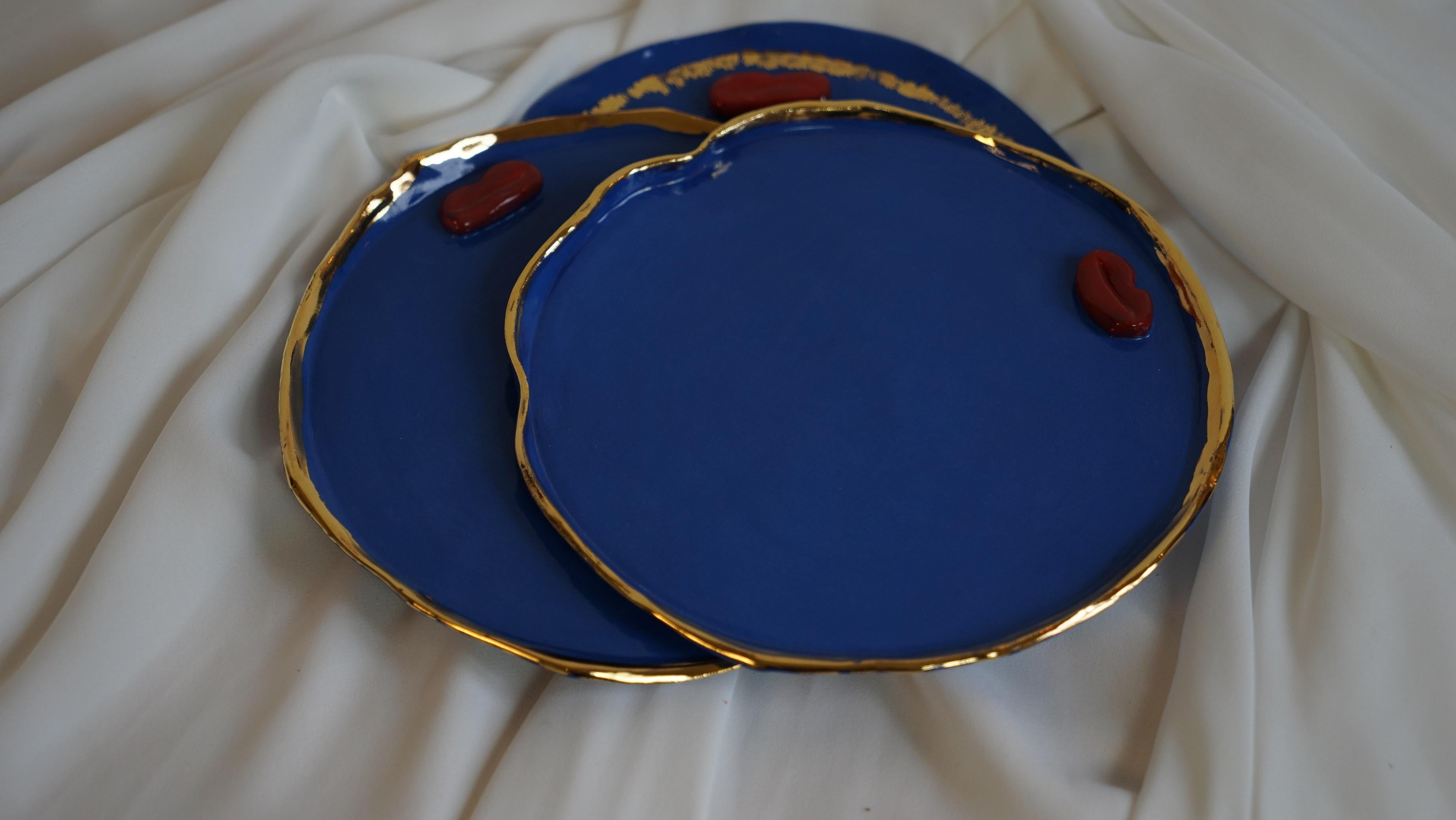 Fait main Ensemble de 12 assiettes à dîner en porcelaine lustrée à l'or fin, faites à la main et ornées de Lips rouges en vente