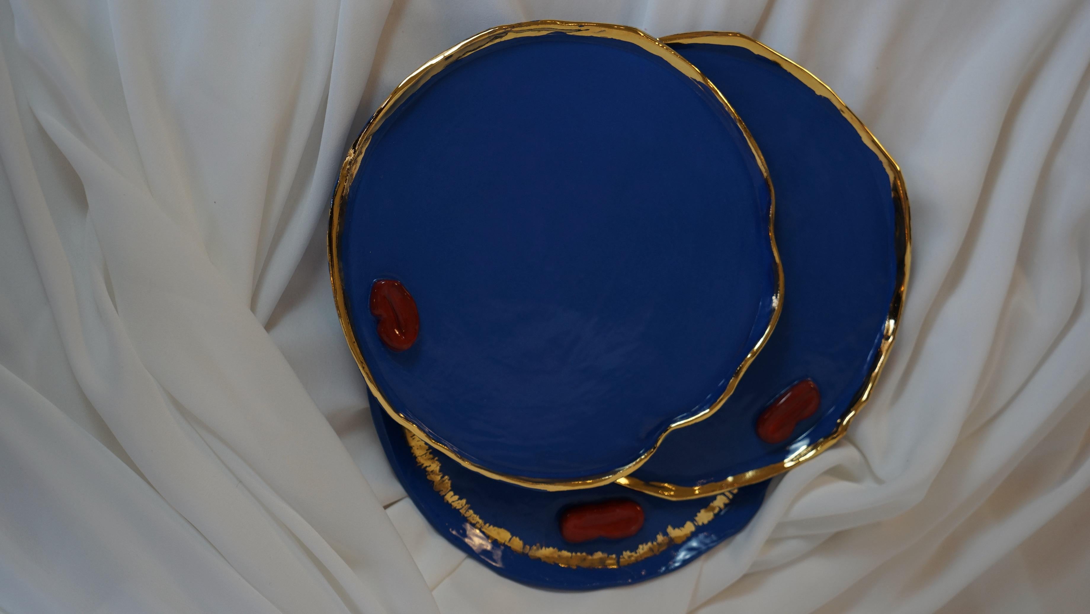 XXIe siècle et contemporain Ensemble de 12 assiettes à dîner en porcelaine lustrée à l'or fin, faites à la main et ornées de Lips rouges en vente