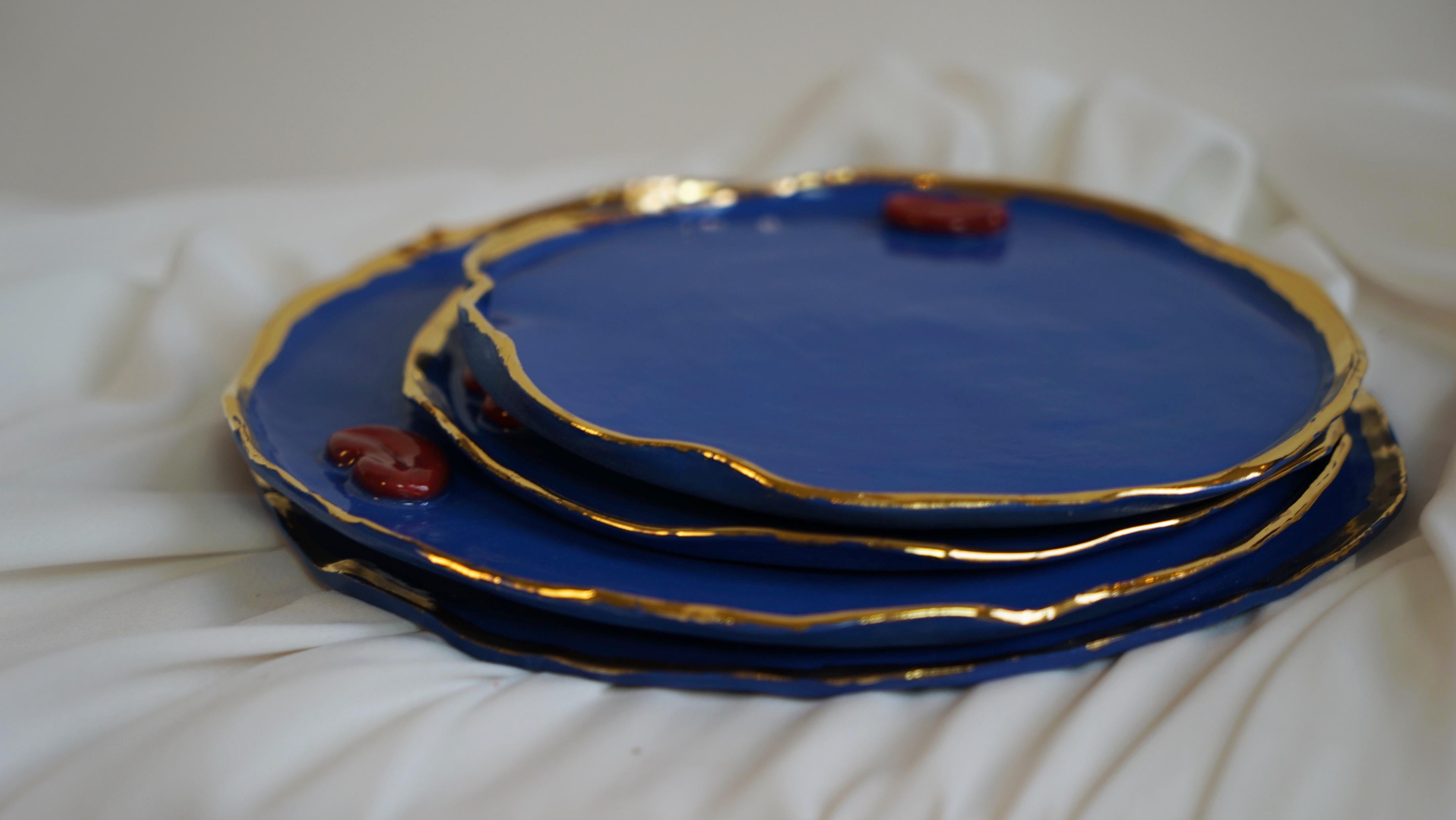 Porcelaine Ensemble de 12 assiettes à dîner en porcelaine lustrée à l'or fin, faites à la main et ornées de Lips rouges en vente