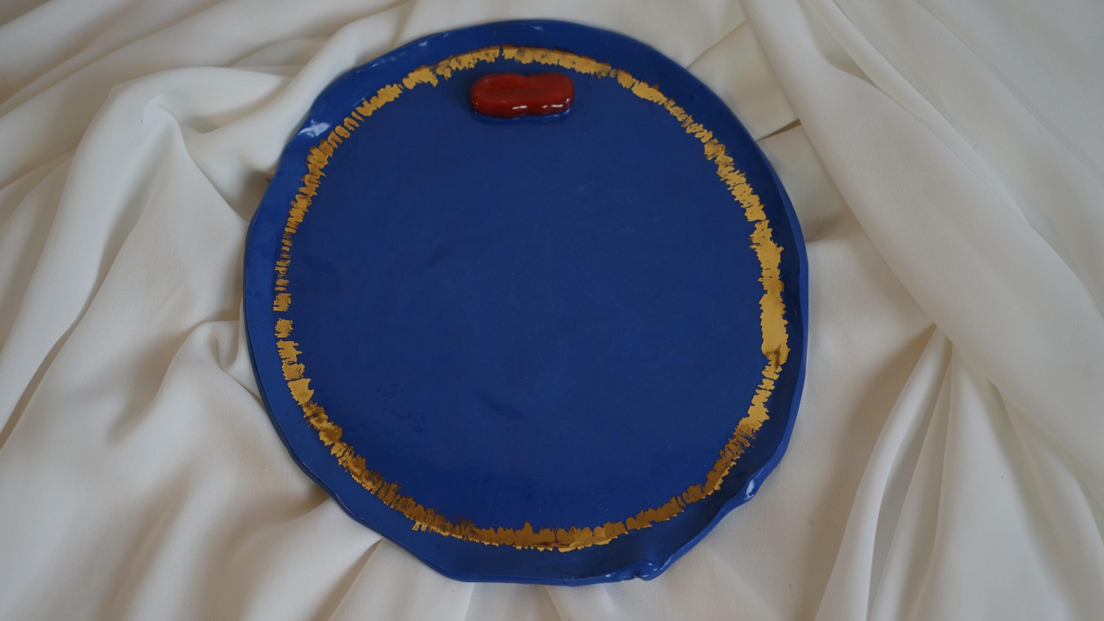 Ensemble de 12 assiettes à dîner en porcelaine lustrée à l'or fin, faites à la main et ornées de Lips rouges en vente 1