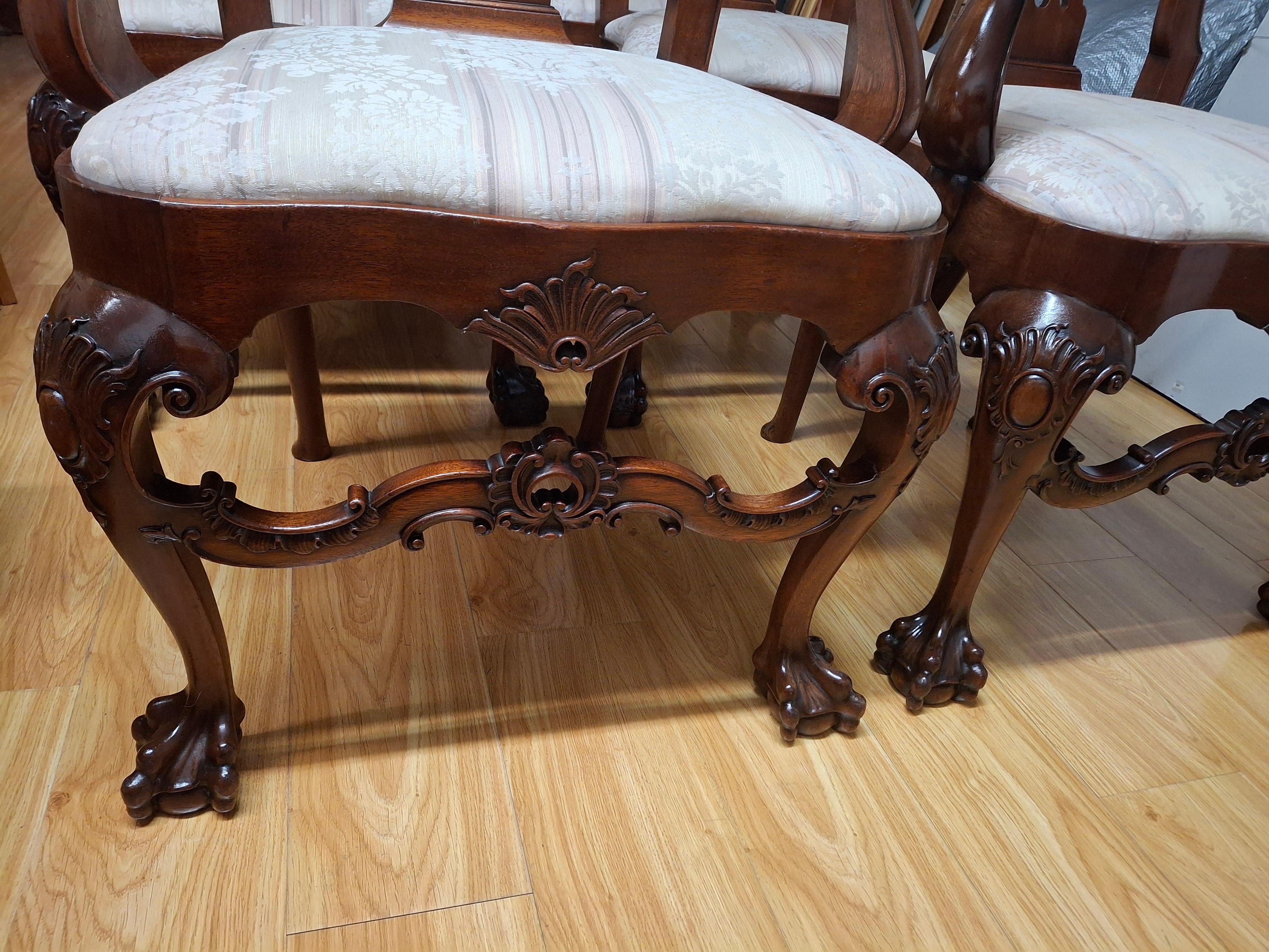 Set di 12 sedie da pranzo in stile Chippendale in mogano in vendita 7