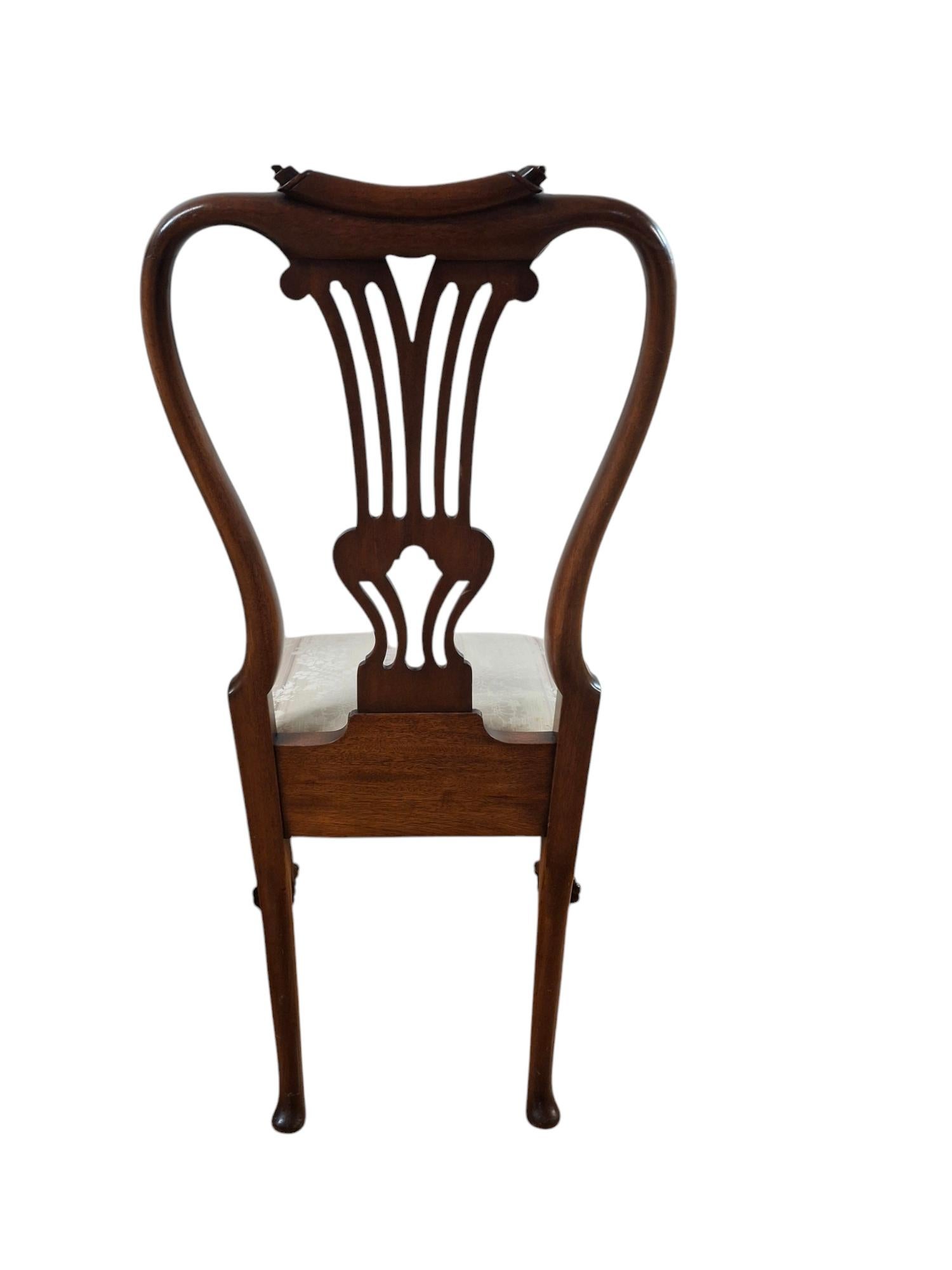 Set di 12 sedie da pranzo in mogano intagliato stile Chippendale
2 poltrone, 10 sedie laterali 

Poltrone: 23