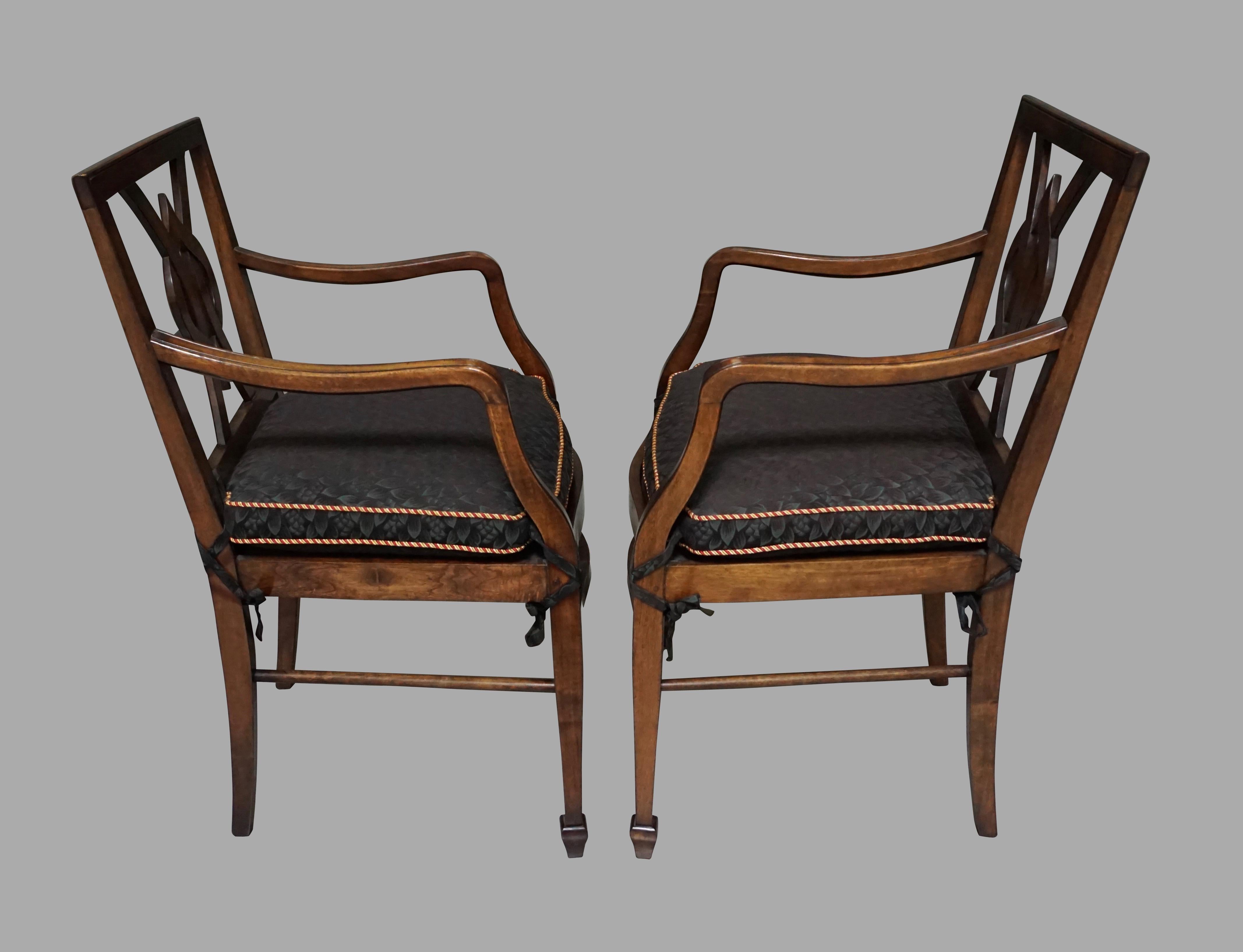 American Set of 12 Mahogany Dining Chairs in the Neoclassical Taste