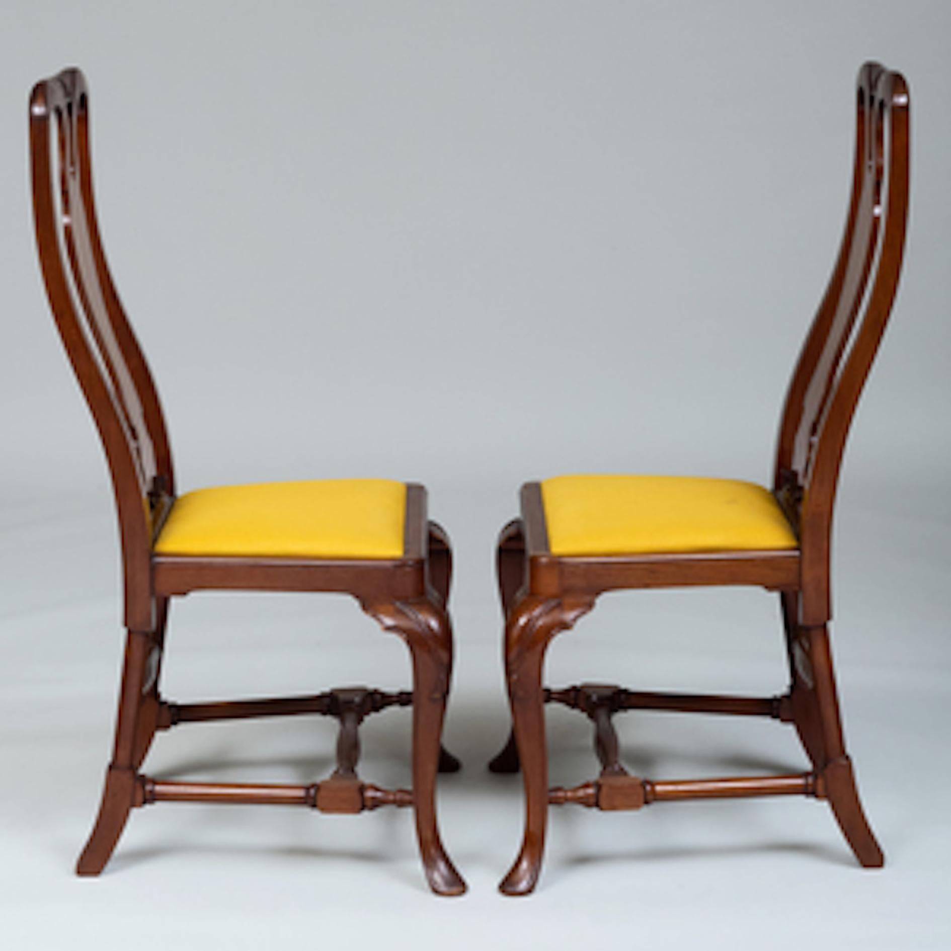 Milieu du XIXe siècle Ensemble de 12 chaises de salle à manger danoises en acajou de style Queen Anne en vente