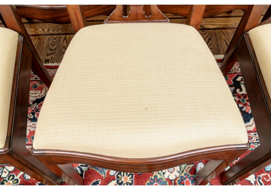 Satz von 12 Maitland Smith-Mahagoni-Esszimmerstühlen im Chippendale-Stil (Geschnitzt) im Angebot