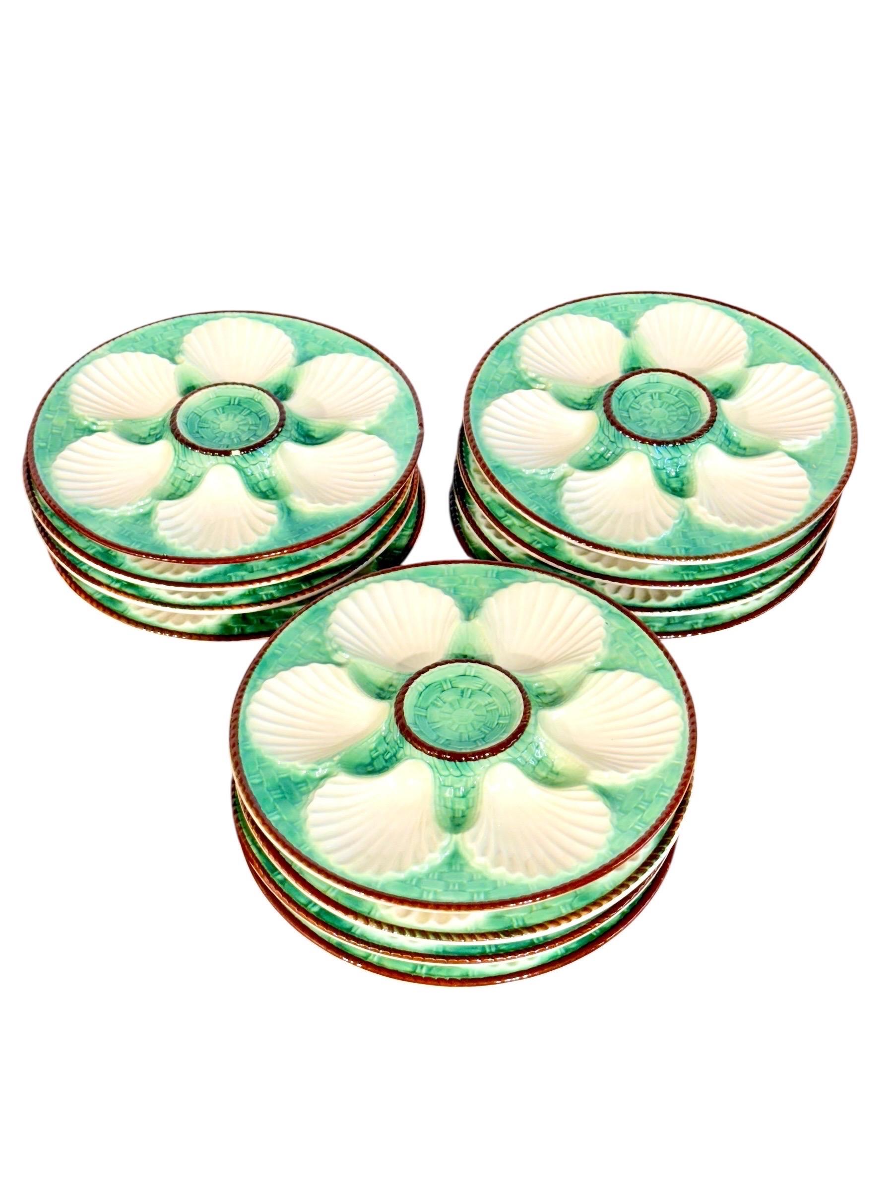 Ensemble de 12 assiettes à huîtres en majolique et serveur assorti, 19e siècle en vente 4