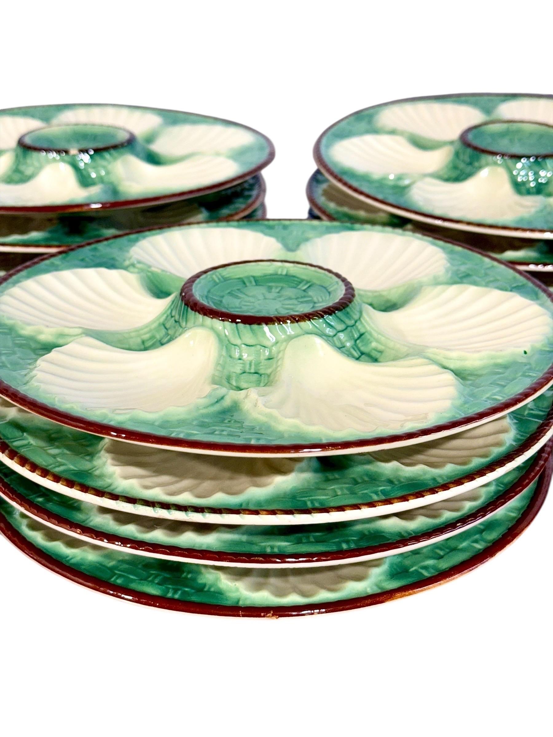 Ensemble de 12 assiettes à huîtres en majolique et serveur assorti, 19e siècle en vente 5