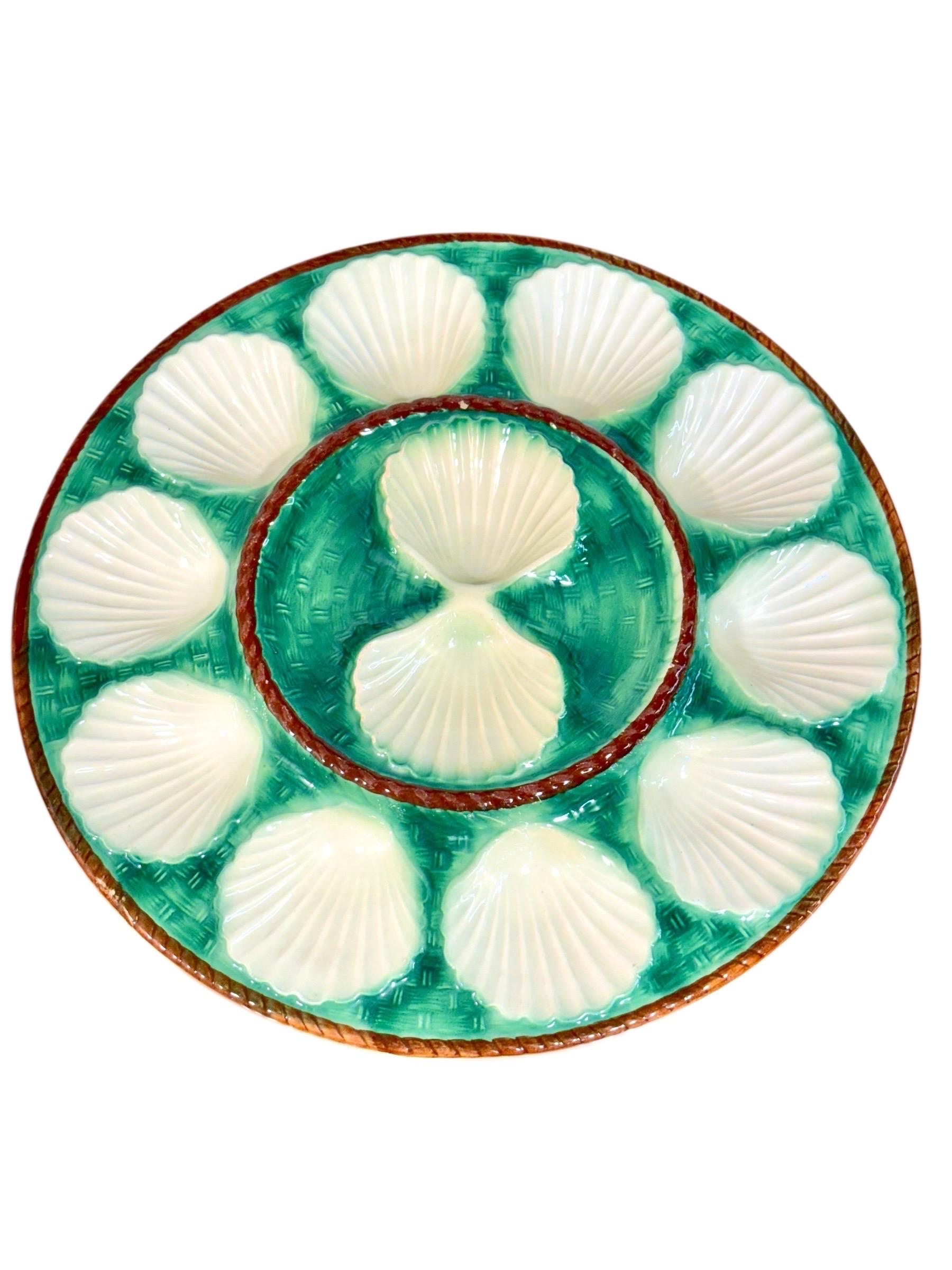 Ensemble de 12 assiettes à huîtres en majolique et serveur assorti, 19e siècle en vente 9