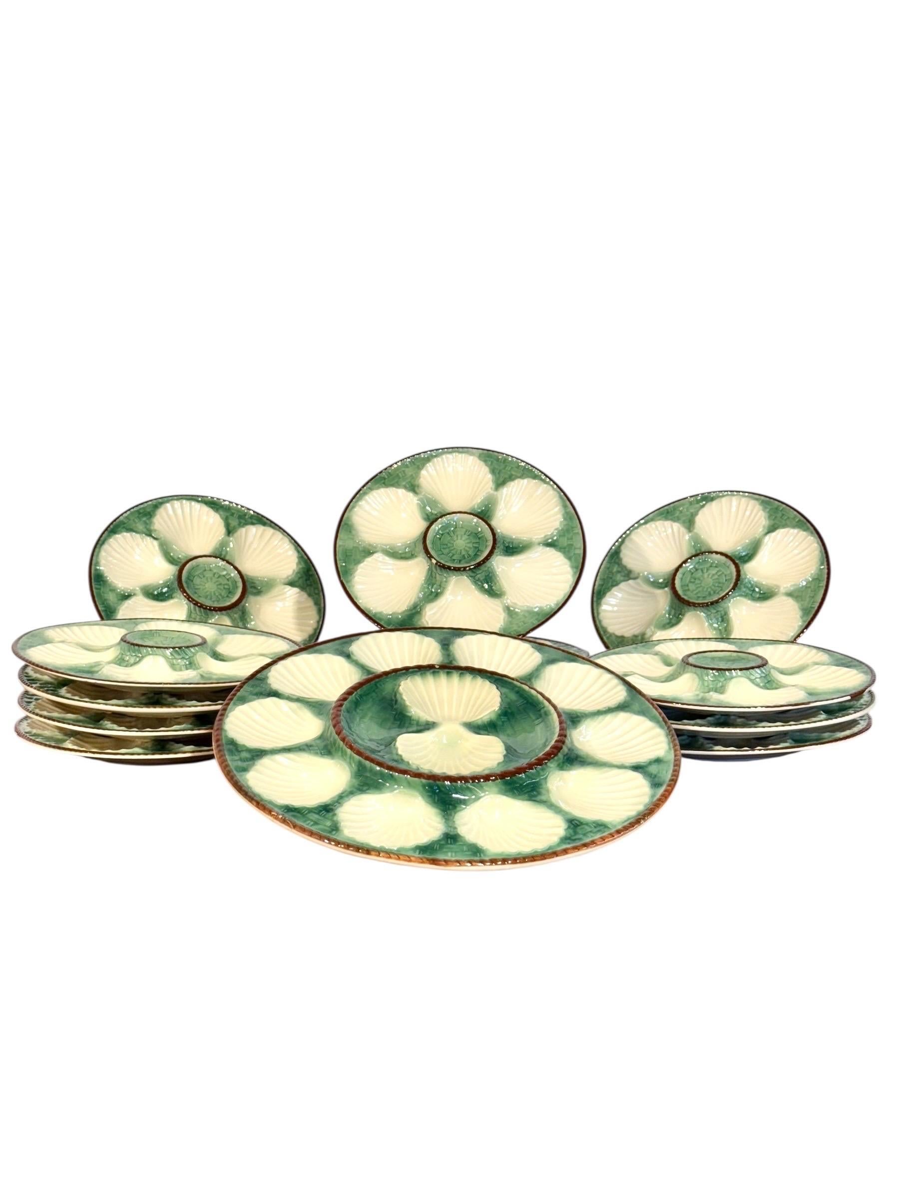 Ensemble de 12 assiettes à huîtres en majolique et serveur assorti, 19e siècle en vente 10
