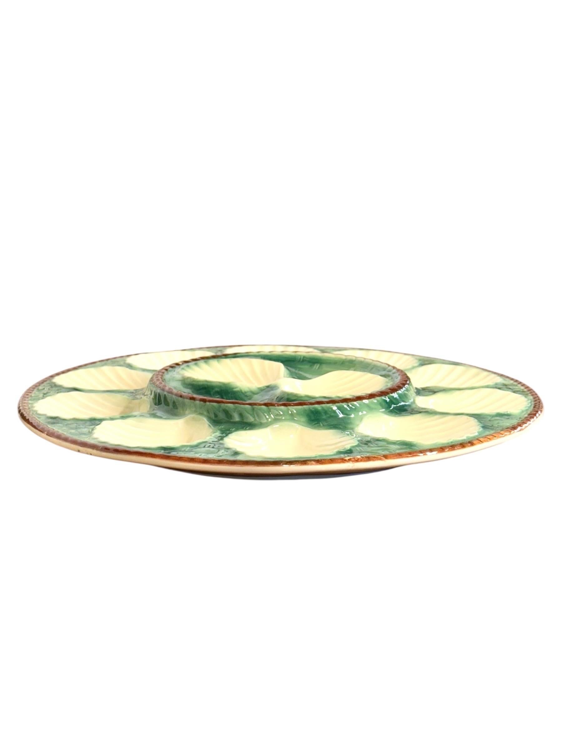 Ensemble de 12 assiettes à huîtres en majolique et serveur assorti, 19e siècle en vente 11
