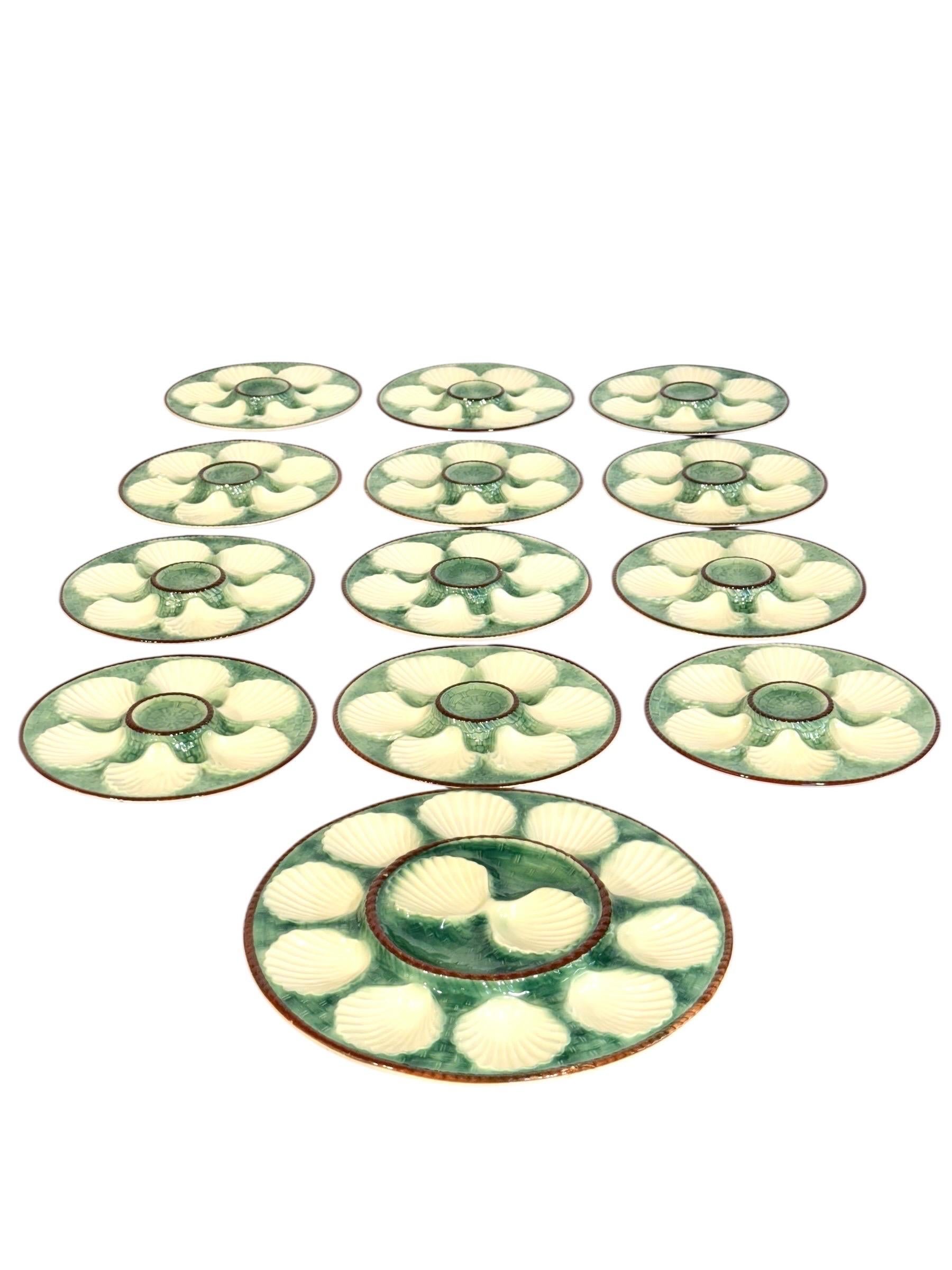 Ensemble de 12 assiettes à huîtres en majolique et serveur assorti, 19e siècle en vente 12
