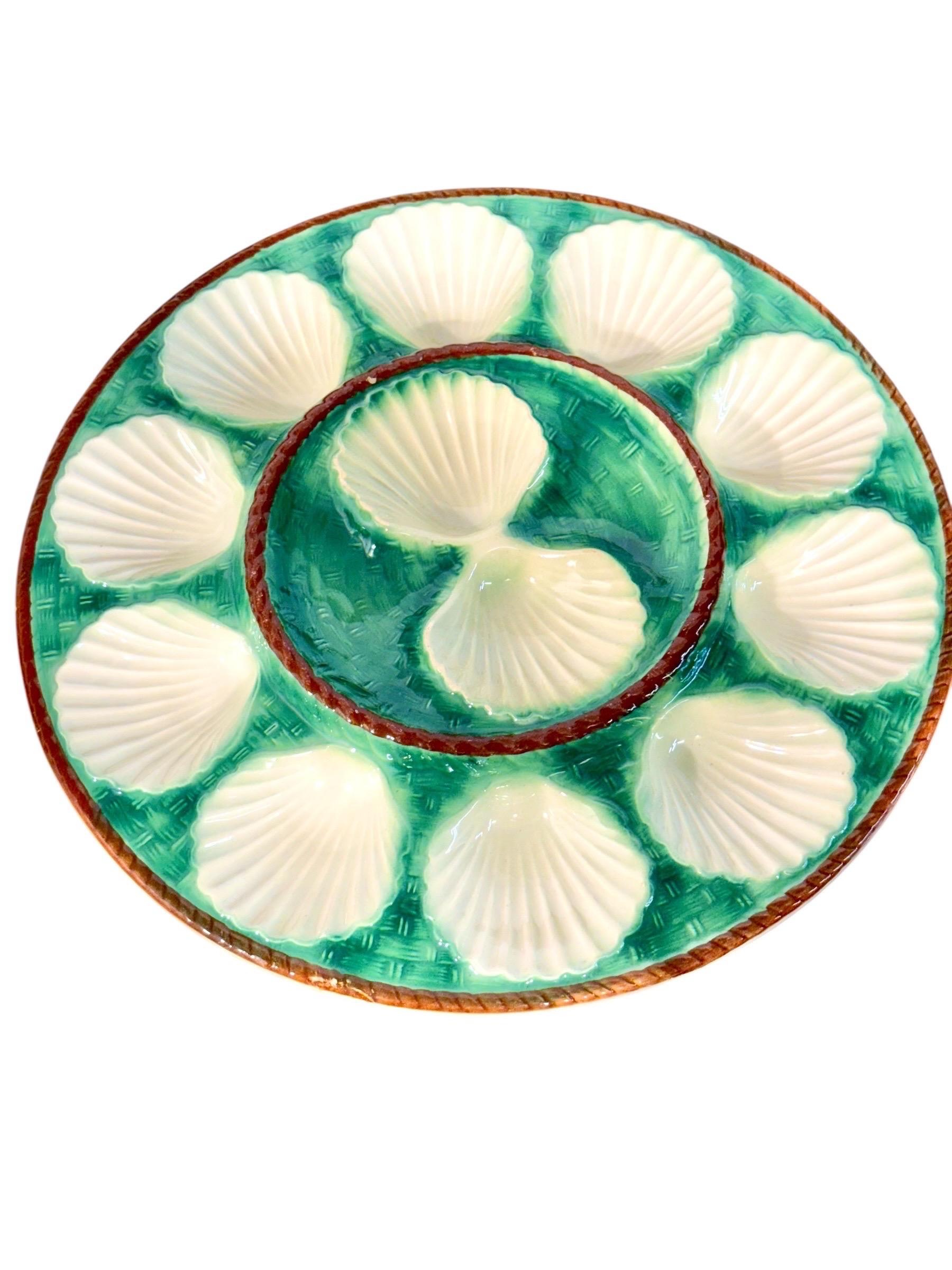 Vernissé Ensemble de 12 assiettes à huîtres en majolique et serveur assorti, 19e siècle en vente