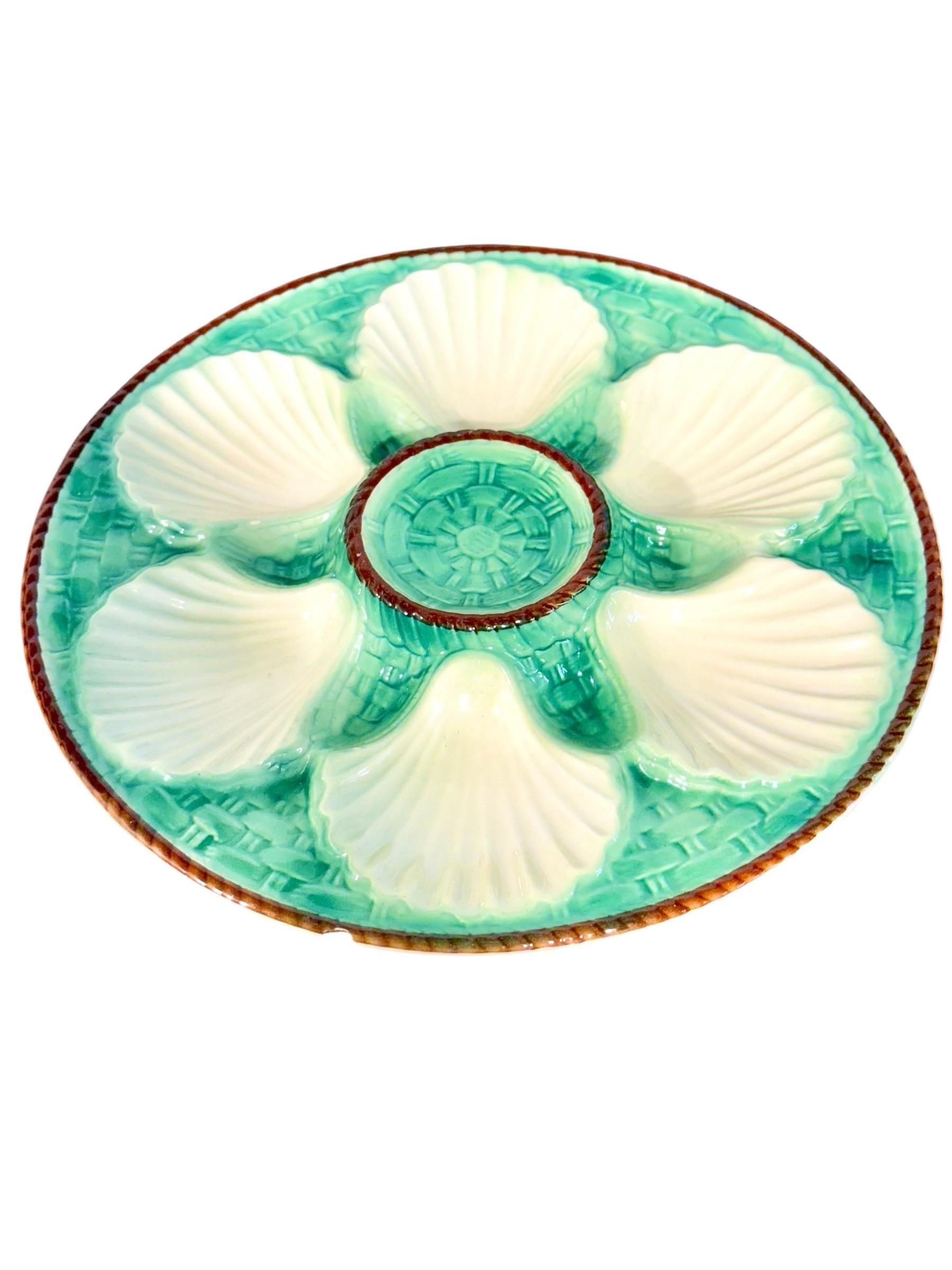 Faïence Ensemble de 12 assiettes à huîtres en majolique et serveur assorti, 19e siècle en vente