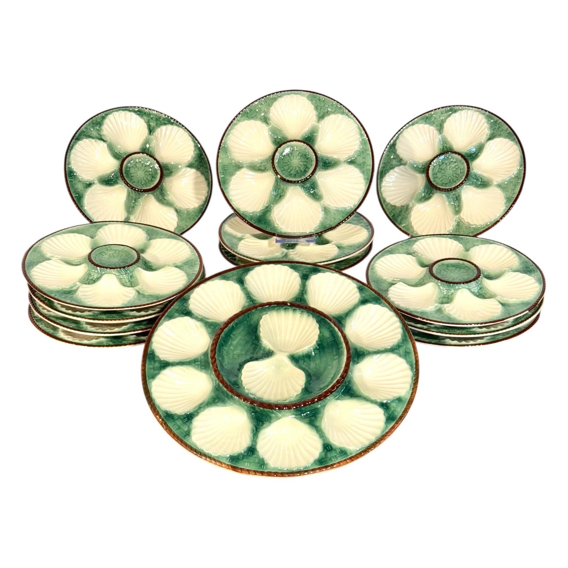 Ensemble de 12 assiettes à huîtres en majolique et serveur assorti, 19e siècle