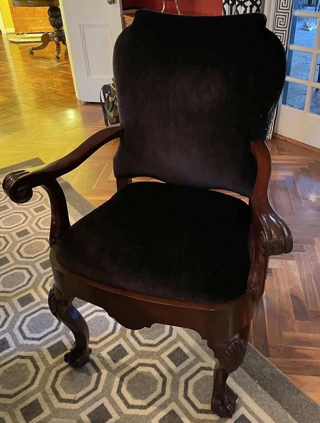 Satz von 12 Mary McDonald's Chippendale Stil Mahagoni & Schwarz Mohair Esszimmerstühle. Dies sind die Stühle, die in Mary McDonald's Buch Interiors abgebildet sind. Das Set umfasst 2 Sessel und 10 Beistellstühle.