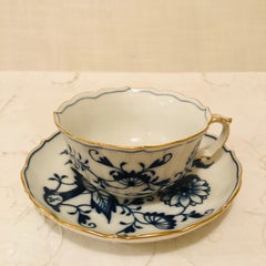 Ensemble de 12 tasses à thé et soucoupes Meissen bleu oignon avec un bord en or