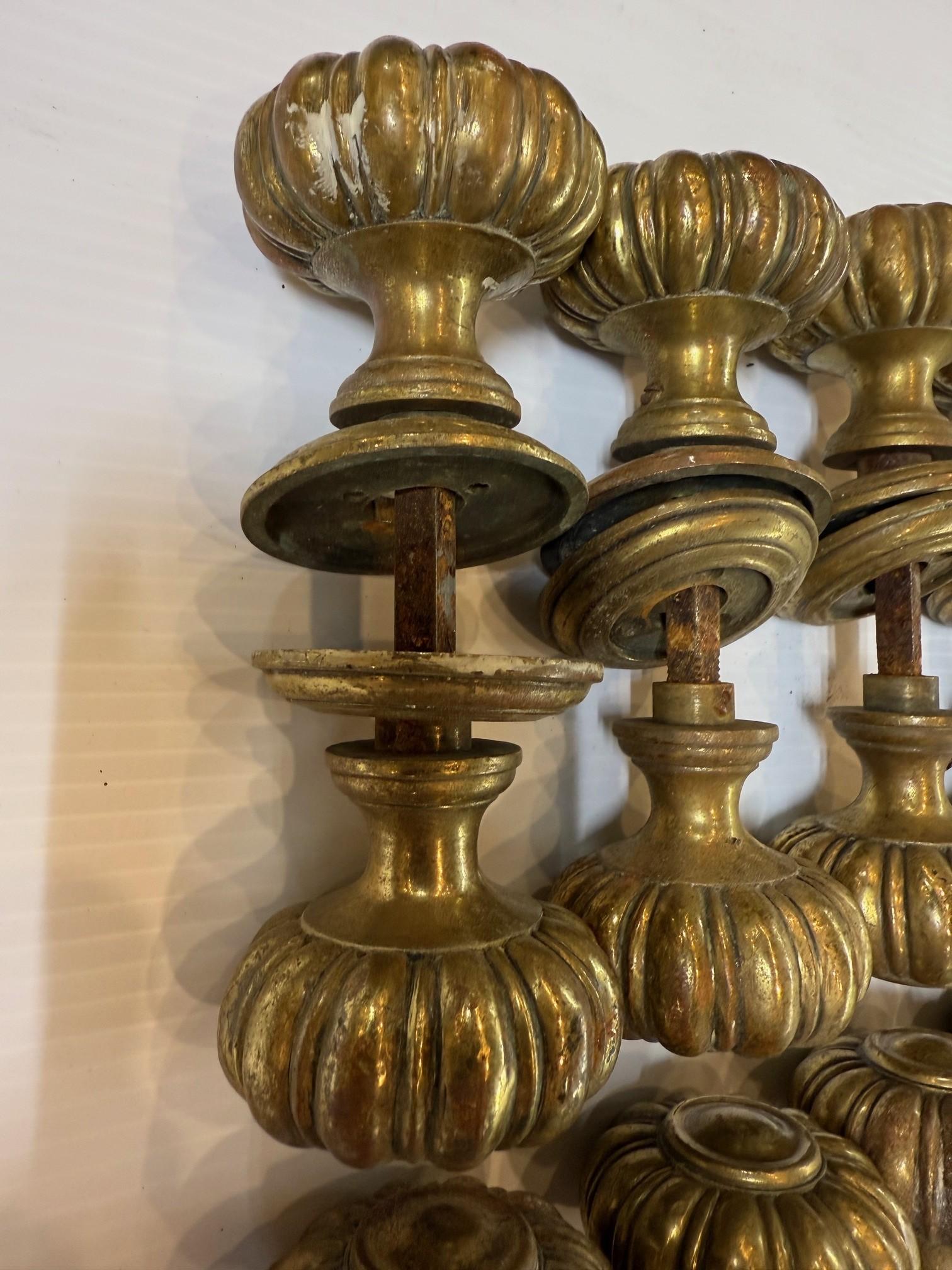 Set di 12 pomelli e rosette in ottone scanalati in stile Art Nouveau di metà secolo in vendita 4