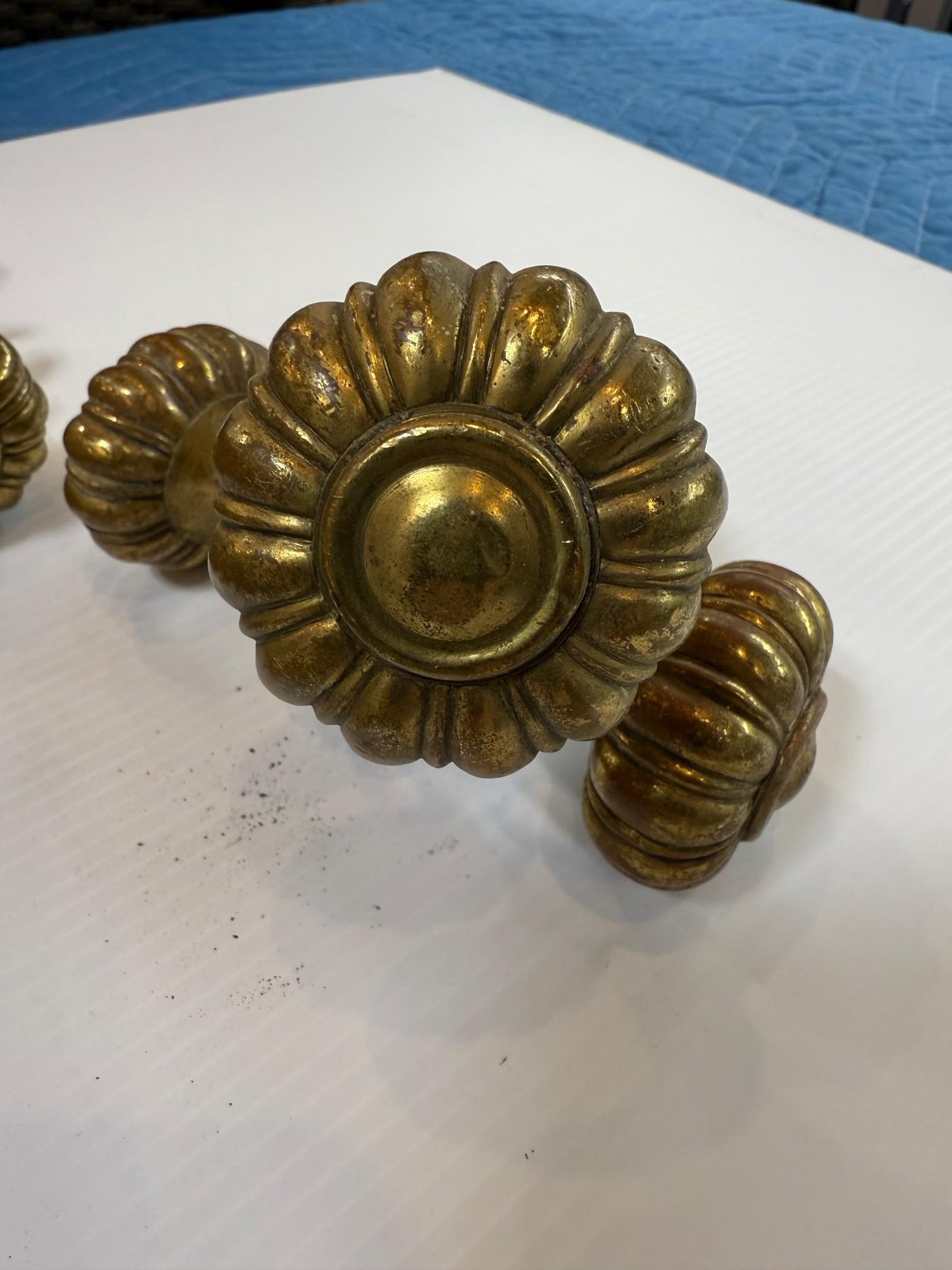 Set di 12 pomelli e rosette in ottone scanalati in stile Art Nouveau di metà secolo in vendita 6