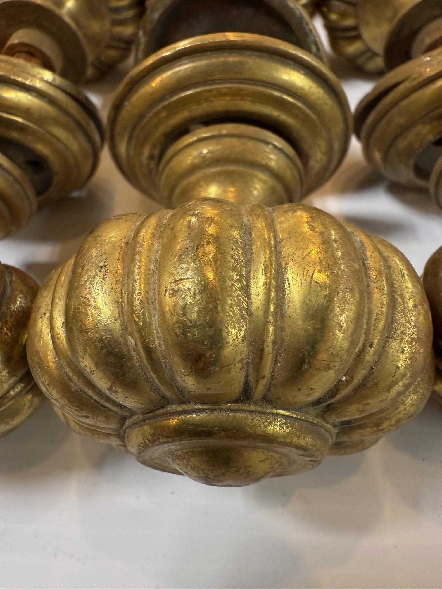 Set di 12 pomelli e rosette in ottone scanalati in stile Art Nouveau di metà secolo in vendita 7